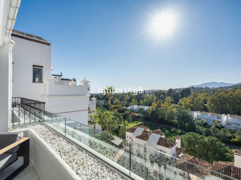 Apartment - Middle Floor Apartment в продаже в Benahavís, Málaga. В доме 3 спален и 2 ванных комнат. Площадь дома 141 м²