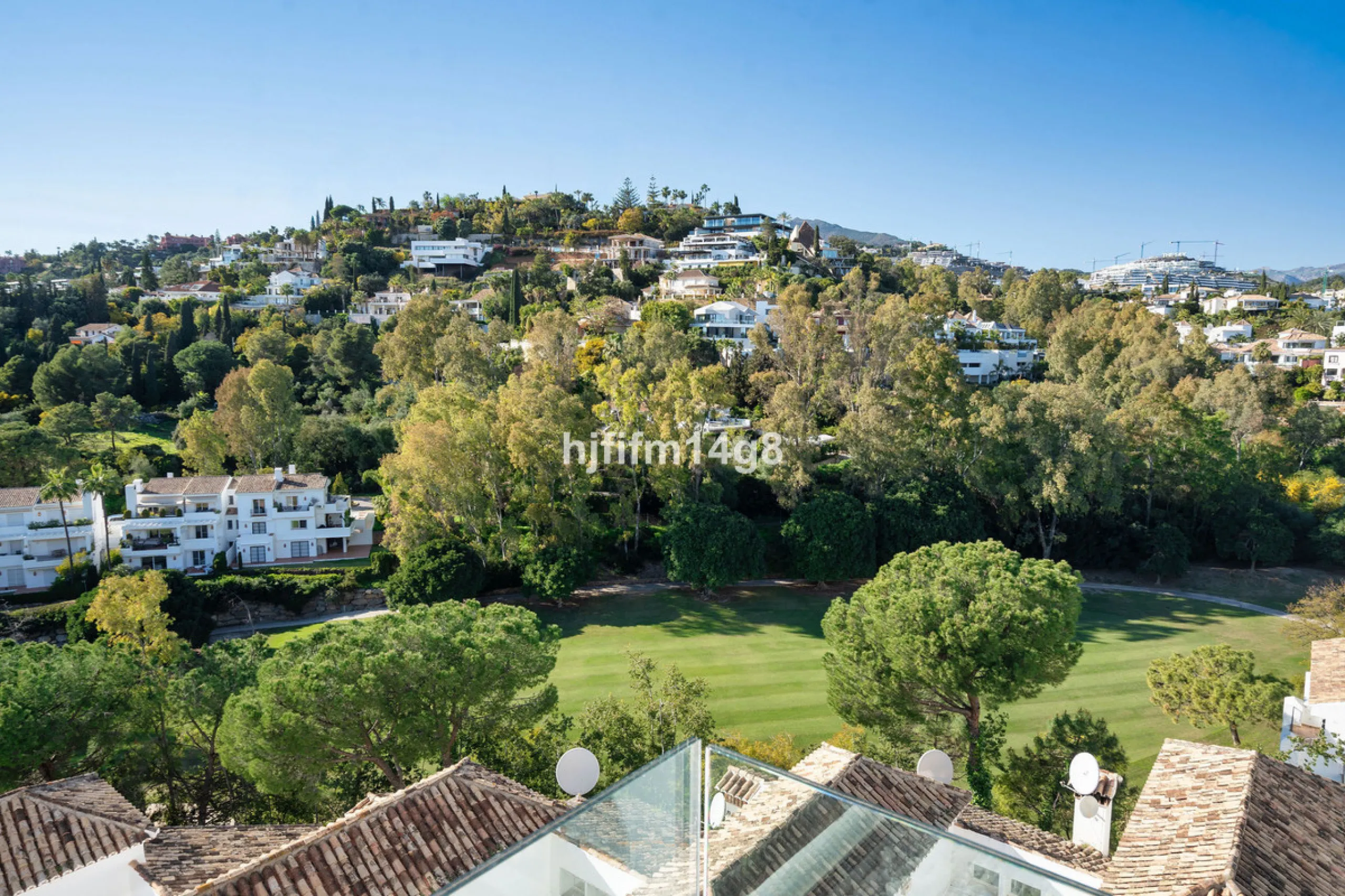 Apartment - Middle Floor Apartment в продаже в Benahavís, Málaga. В доме 3 спален и 2 ванных комнат. Площадь дома 141 м²