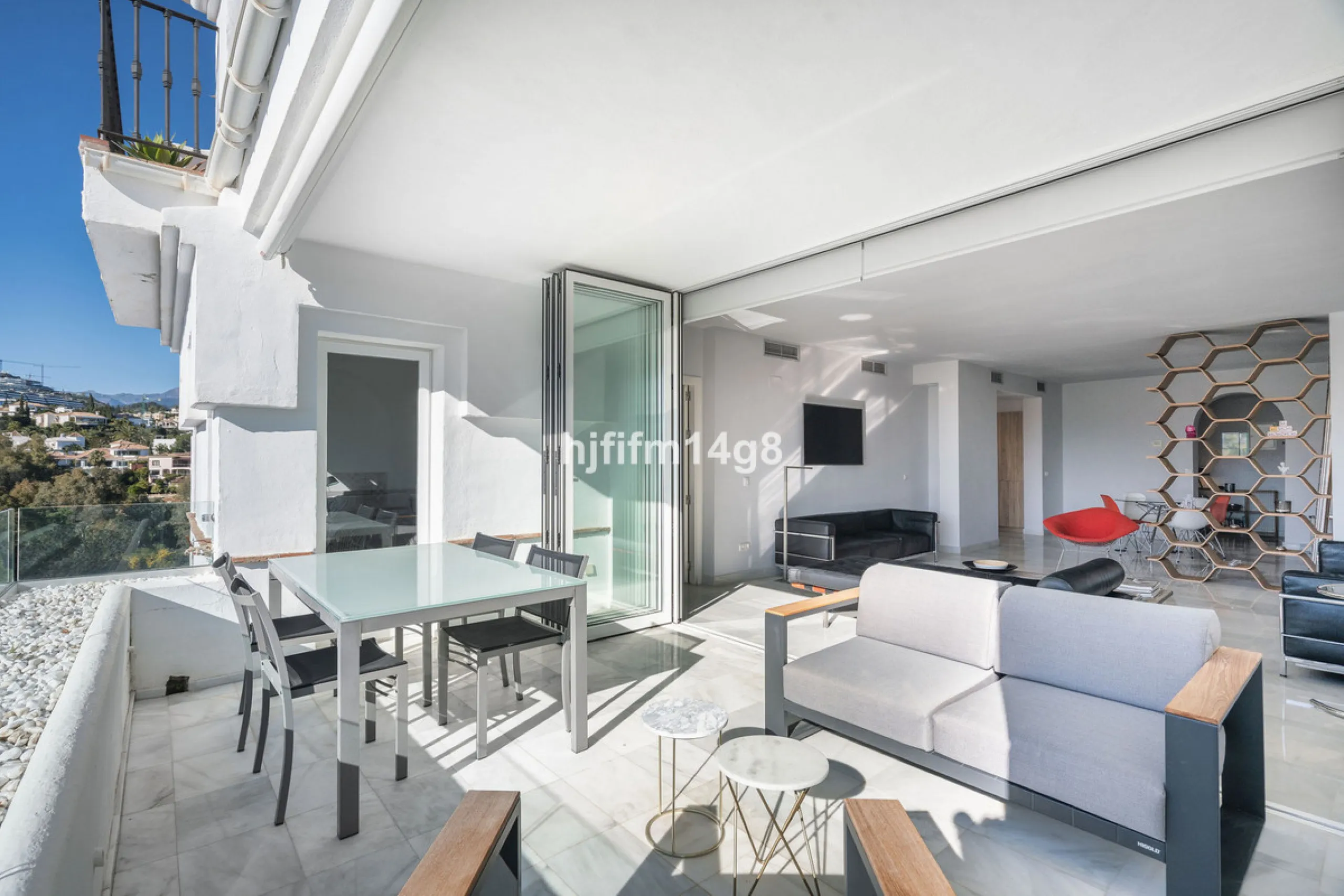 Apartment - Middle Floor Apartment в продаже в Benahavís, Málaga. В доме 3 спален и 2 ванных комнат. Площадь дома 141 м²