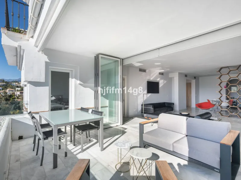 Apartment - Middle Floor Apartment в продаже в Benahavís, Málaga. В доме 3 спален и 2 ванных комнат. Площадь дома 141 м²