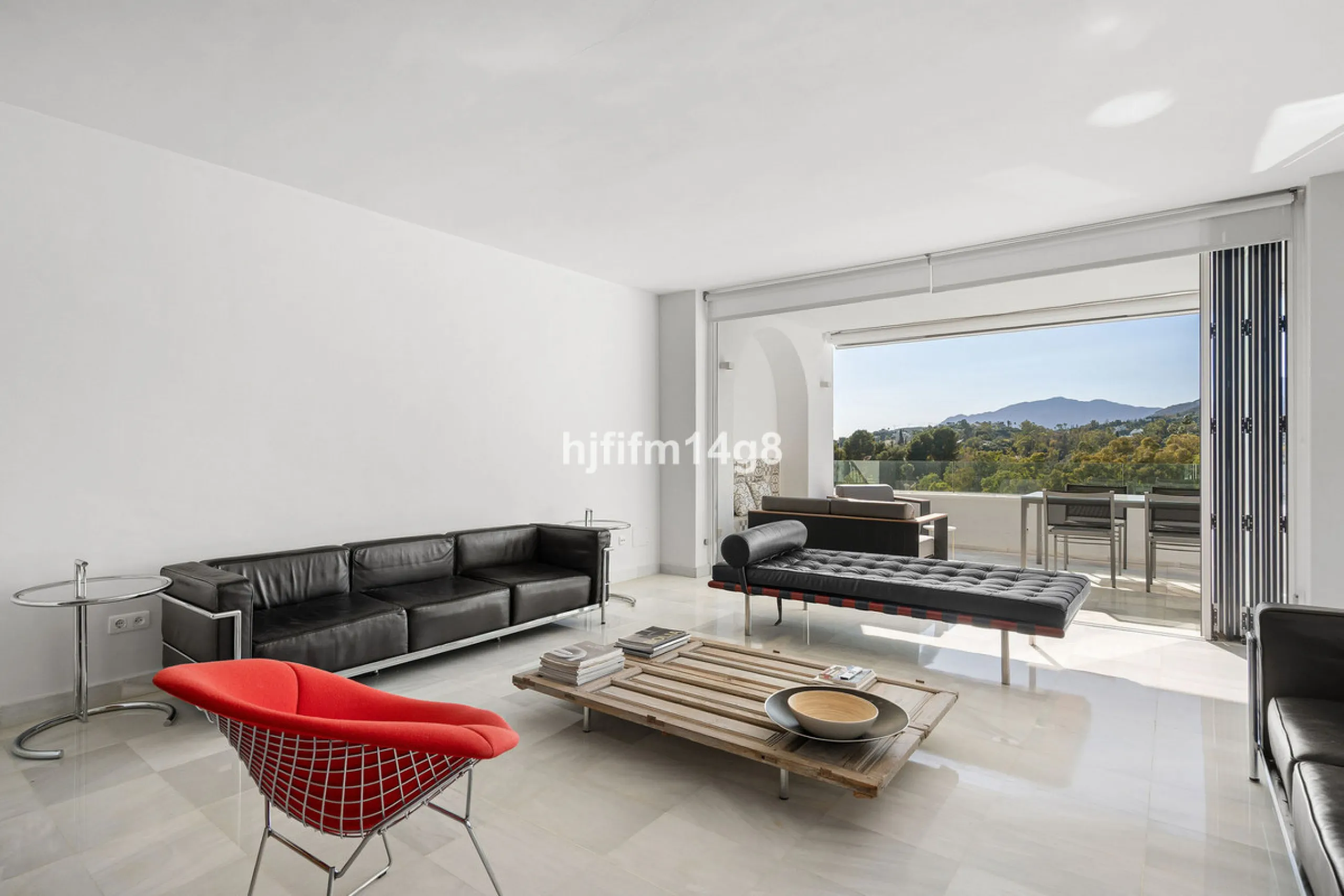 Apartment - Middle Floor Apartment в продаже в Benahavís, Málaga. В доме 3 спален и 2 ванных комнат. Площадь дома 141 м²
