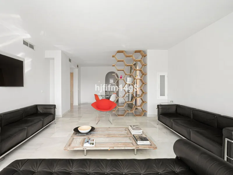 Apartment - Middle Floor Apartment в продаже в Benahavís, Málaga. В доме 3 спален и 2 ванных комнат. Площадь дома 141 м²