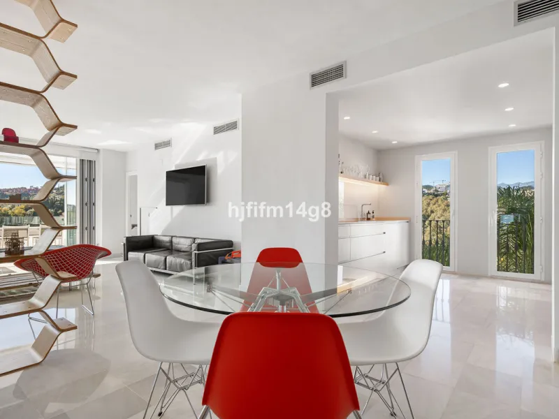 Apartment - Middle Floor Apartment в продаже в Benahavís, Málaga. В доме 3 спален и 2 ванных комнат. Площадь дома 141 м²