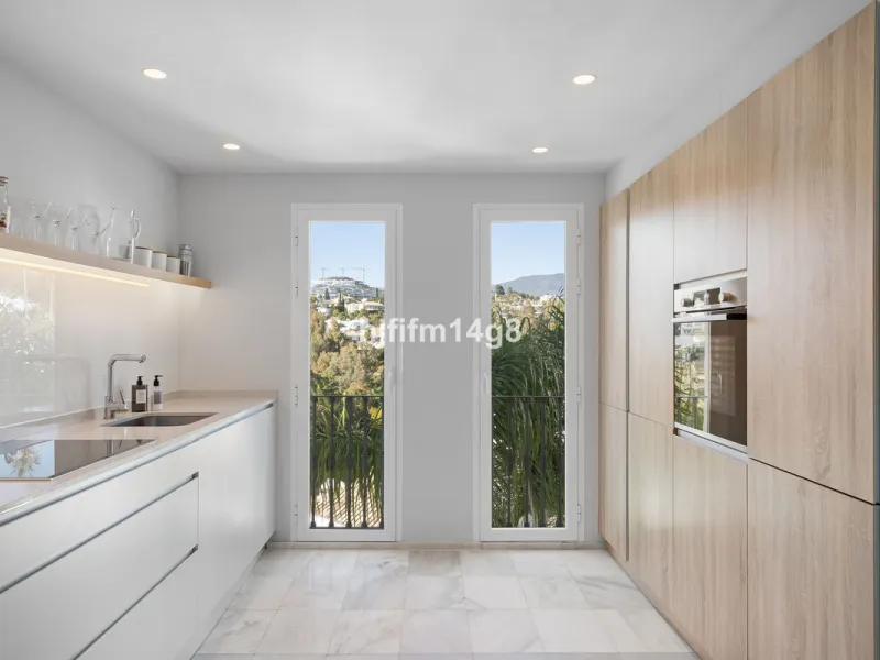 Apartment - Middle Floor Apartment в продаже в Benahavís, Málaga. В доме 3 спален и 2 ванных комнат. Площадь дома 141 м²