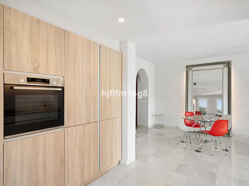 Apartment - Middle Floor Apartment в продаже в Benahavís, Málaga. В доме 3 спален и 2 ванных комнат. Площадь дома 141 м²