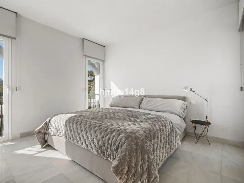 Apartment - Middle Floor Apartment в продаже в Benahavís, Málaga. В доме 3 спален и 2 ванных комнат. Площадь дома 141 м²