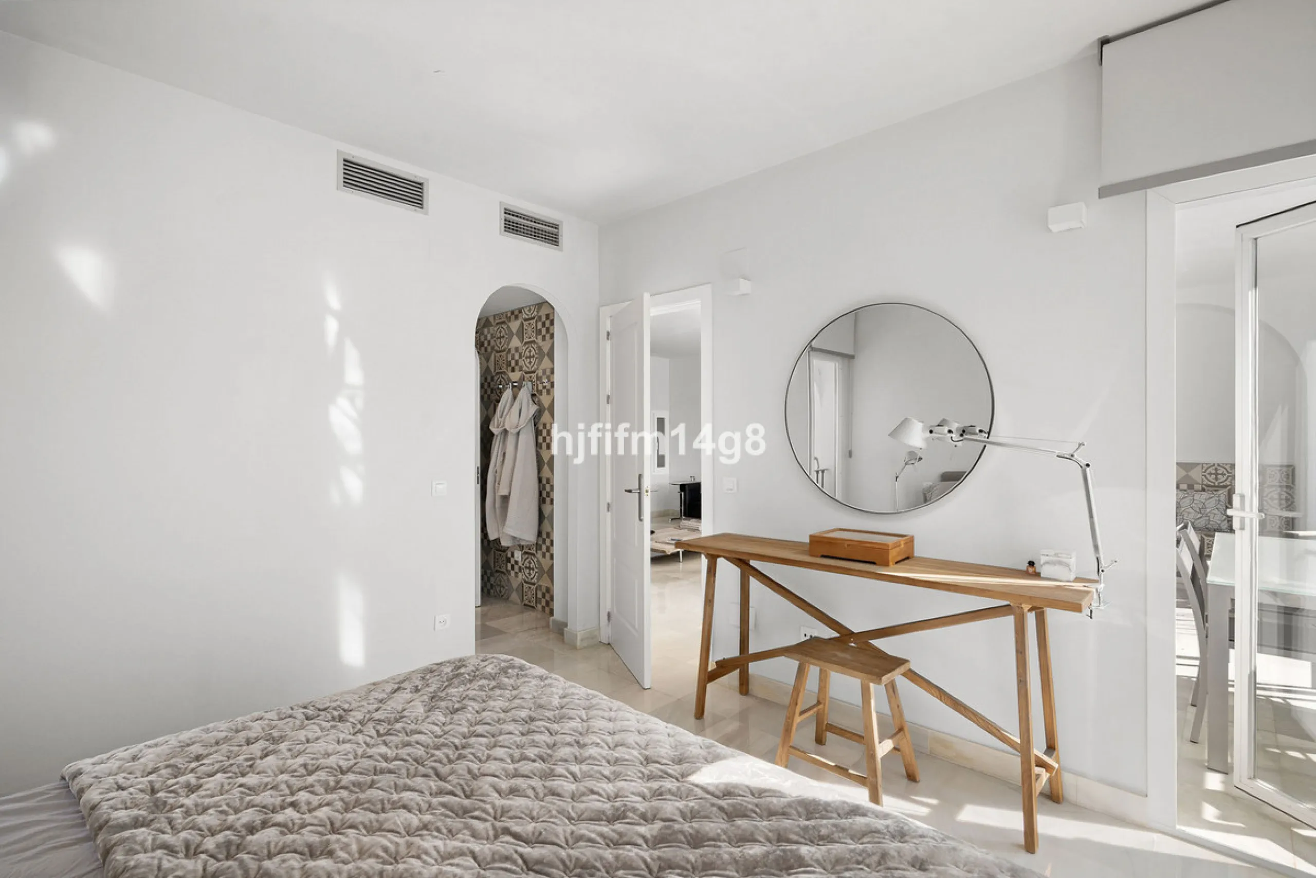 Apartment - Middle Floor Apartment в продаже в Benahavís, Málaga. В доме 3 спален и 2 ванных комнат. Площадь дома 141 м²