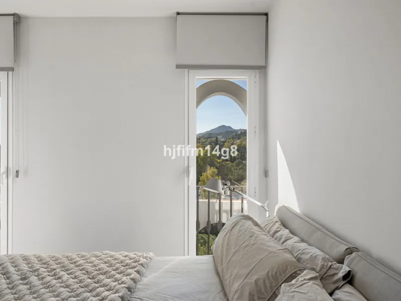 Apartment - Middle Floor Apartment в продаже в Benahavís, Málaga. В доме 3 спален и 2 ванных комнат. Площадь дома 141 м²