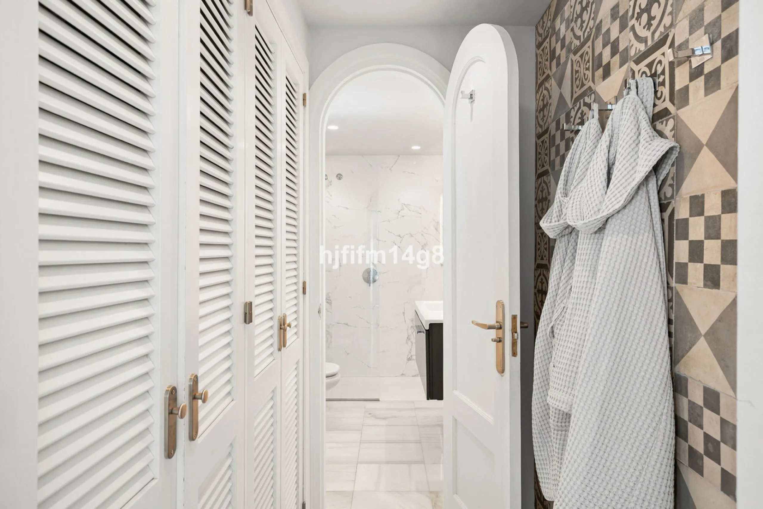 Apartment - Middle Floor Apartment в продаже в Benahavís, Málaga. В доме 3 спален и 2 ванных комнат. Площадь дома 141 м²