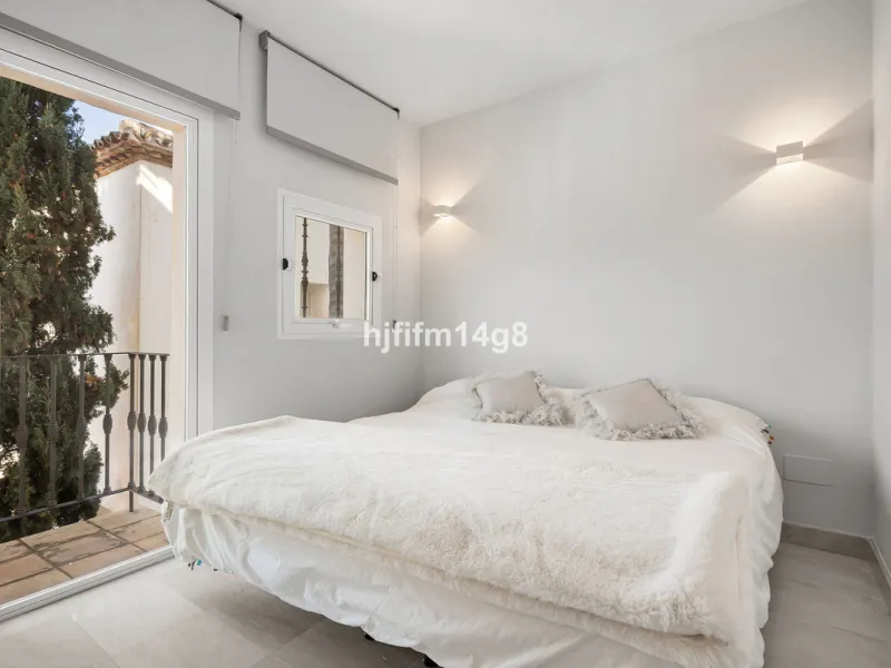 Apartment - Middle Floor Apartment в продаже в Benahavís, Málaga. В доме 3 спален и 2 ванных комнат. Площадь дома 141 м²