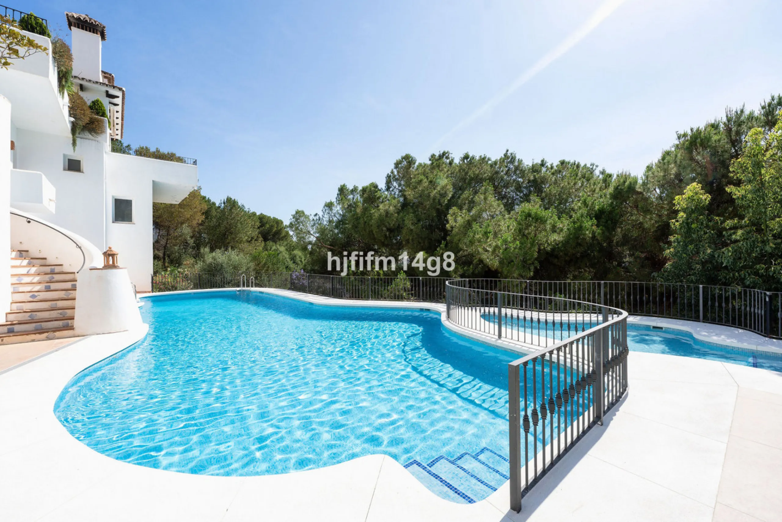 Apartment - Middle Floor Apartment в продаже в Benahavís, Málaga. В доме 3 спален и 2 ванных комнат. Площадь дома 141 м²