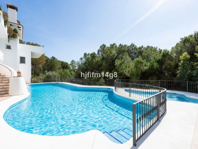 Apartment - Middle Floor Apartment в продаже в Benahavís, Málaga. В доме 3 спален и 2 ванных комнат. Площадь дома 141 м²