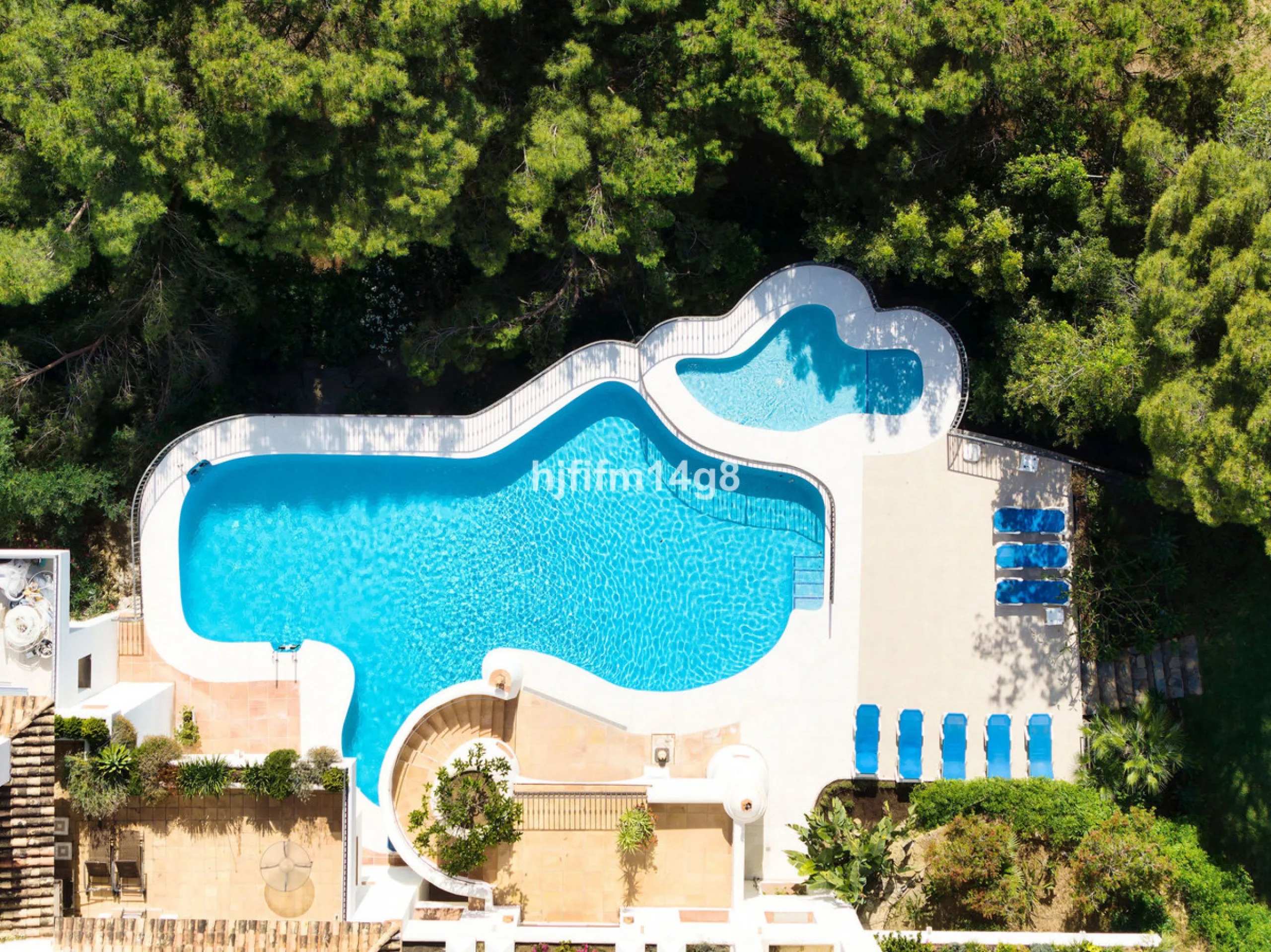 Apartment - Middle Floor Apartment в продаже в Benahavís, Málaga. В доме 3 спален и 2 ванных комнат. Площадь дома 141 м²