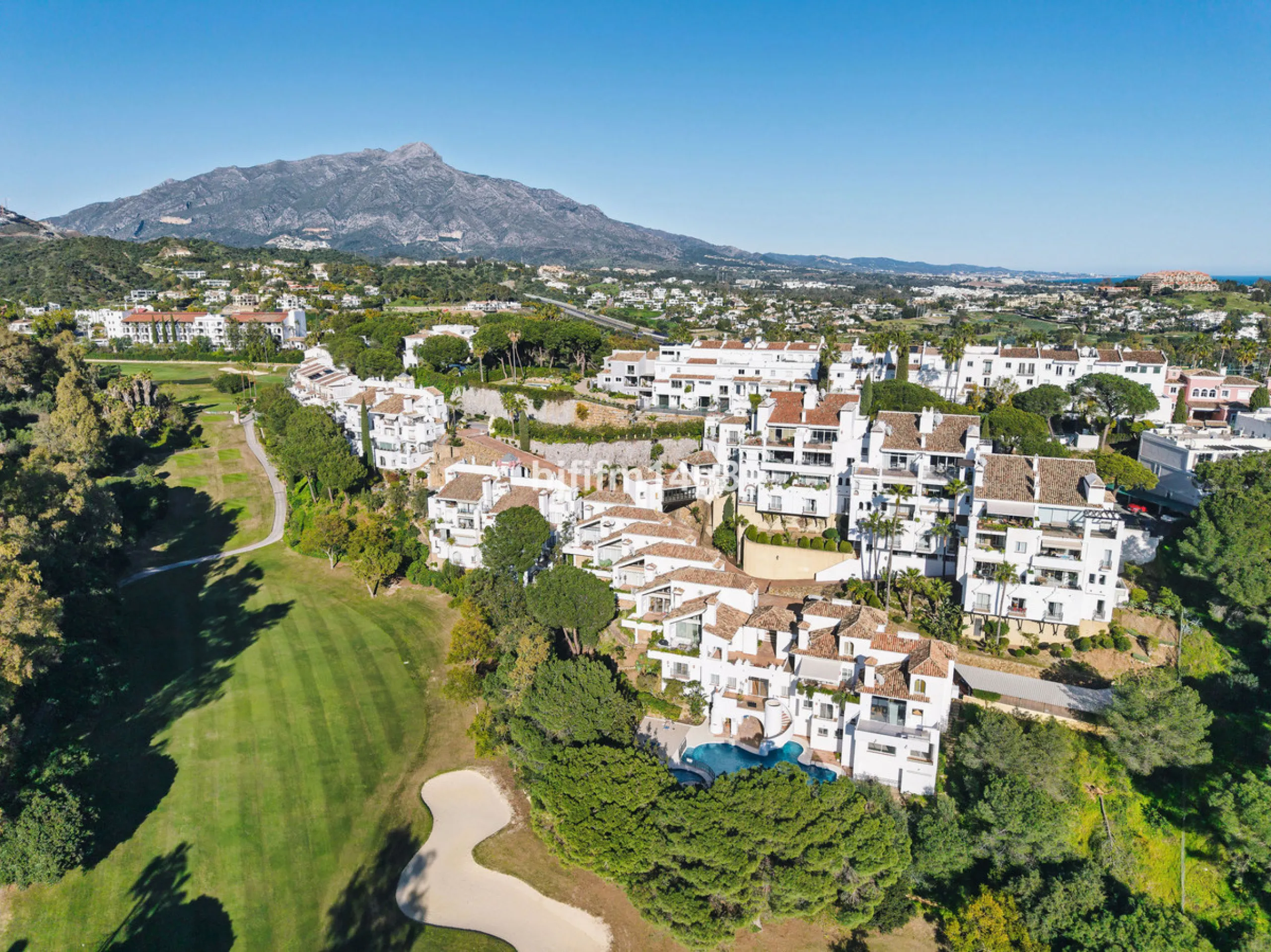 Apartment - Middle Floor Apartment в продаже в Benahavís, Málaga. В доме 3 спален и 2 ванных комнат. Площадь дома 141 м²