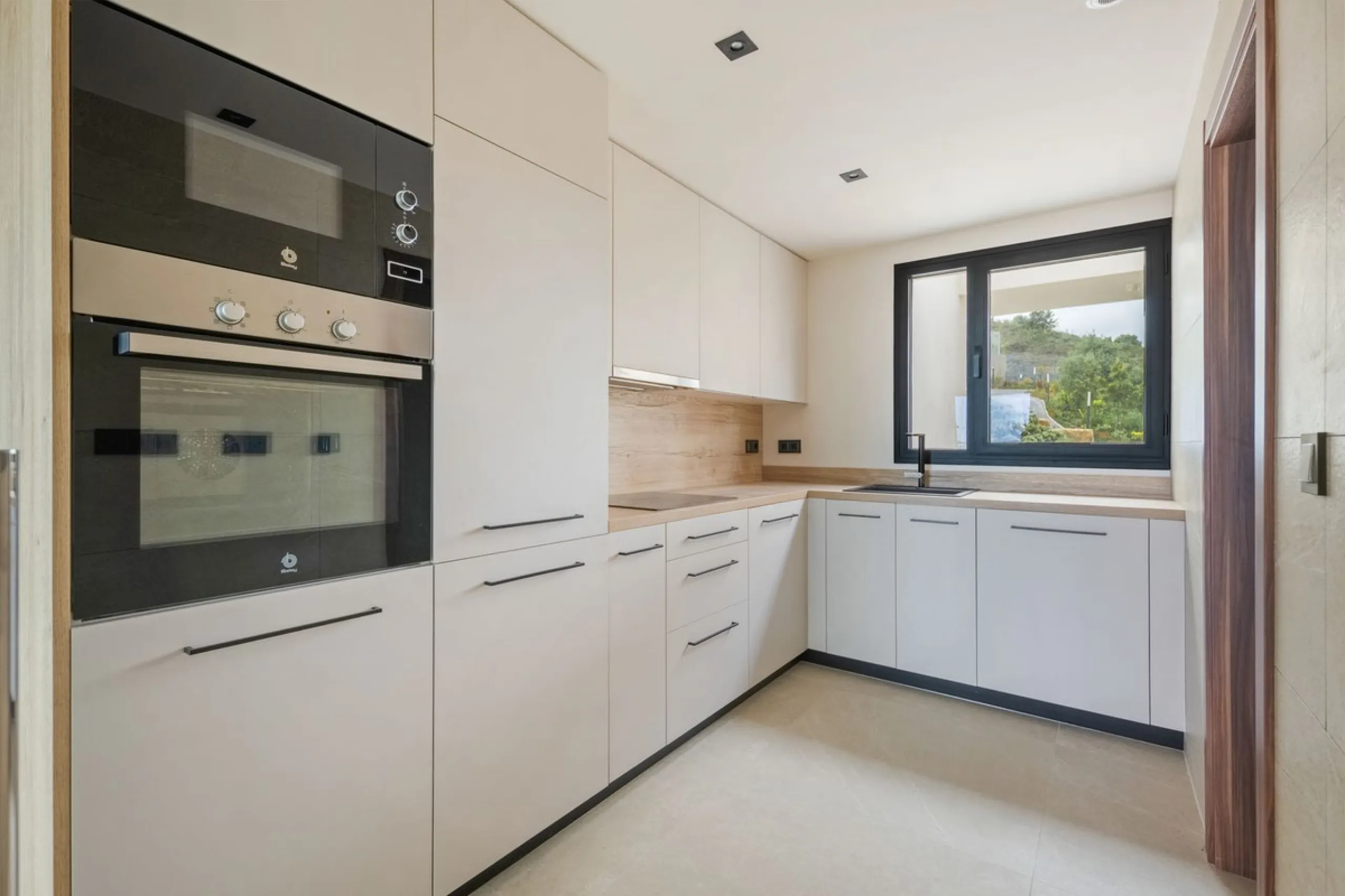 Apartment - Middle Floor Apartment в продаже в Marbella, Málaga. В доме 2 спален и 2 ванных комнат. Площадь дома 100 м²