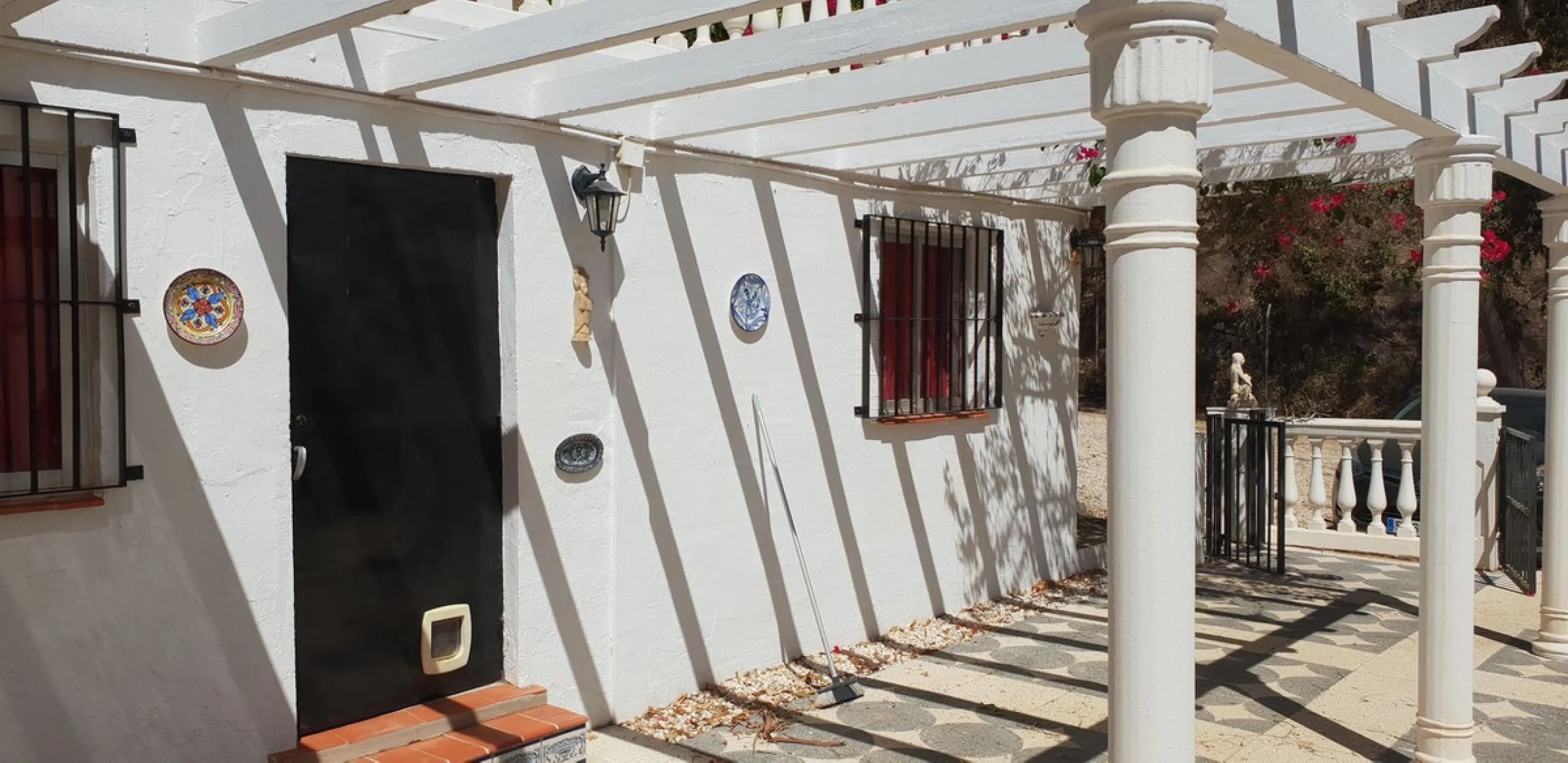 Lovely Country House with Separate Apartment Plus Kennels & Cattery for sale in Campanillos near Malaga.