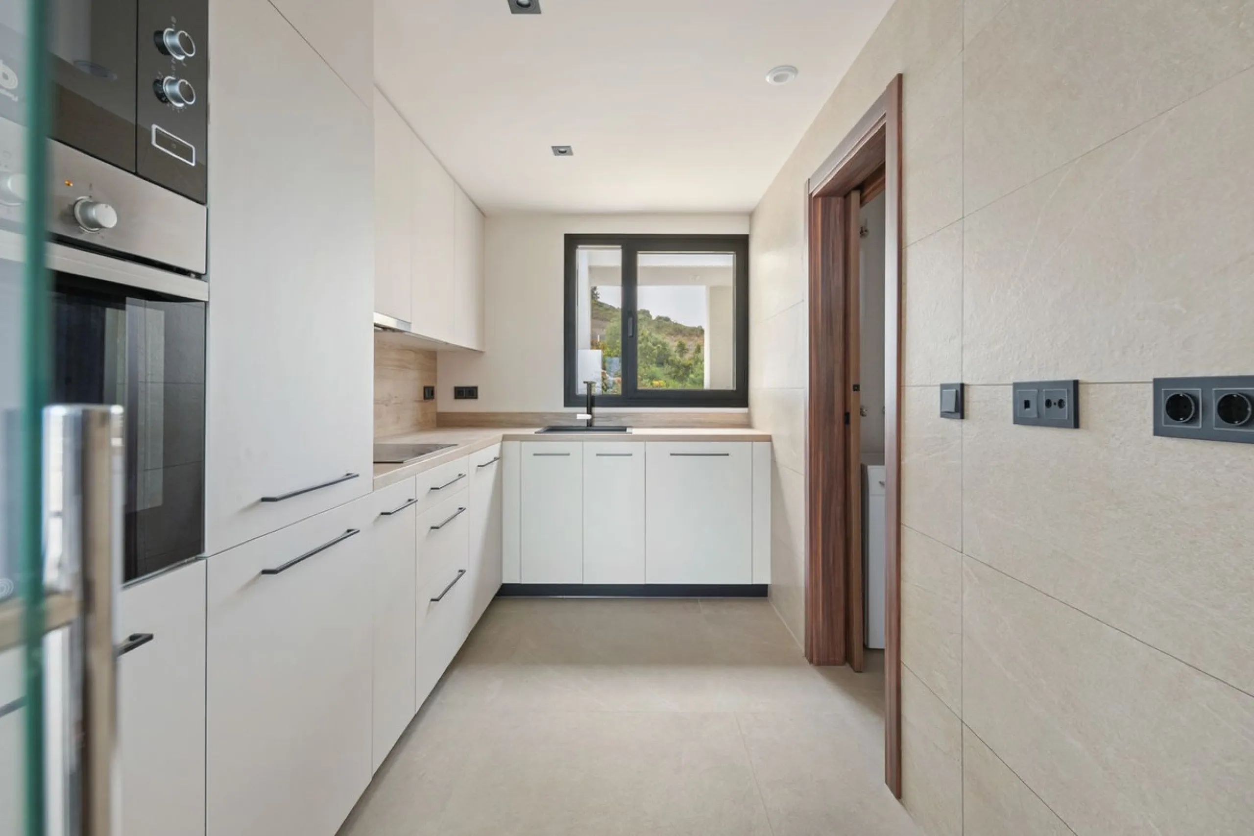Apartment - Middle Floor Apartment в продаже в Marbella, Málaga. В доме 2 спален и 2 ванных комнат. Площадь дома 100 м²