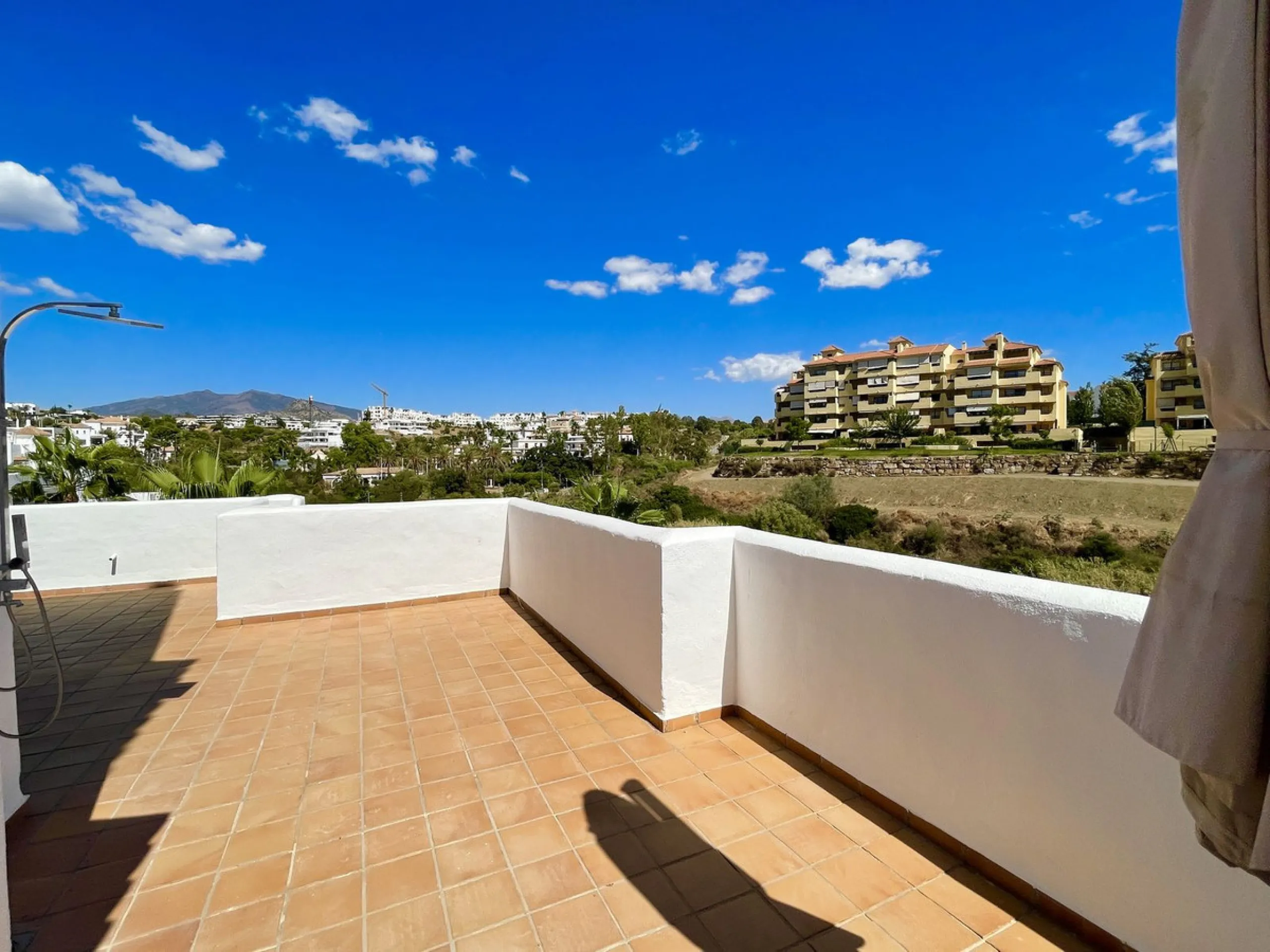 BRIGHT CORNER 3 BED APARTMENT WITH LARGE TERRACE IN GOLF HILLS, SELWO, ESTEPONA, NEXT TO LA RESINA GOLF