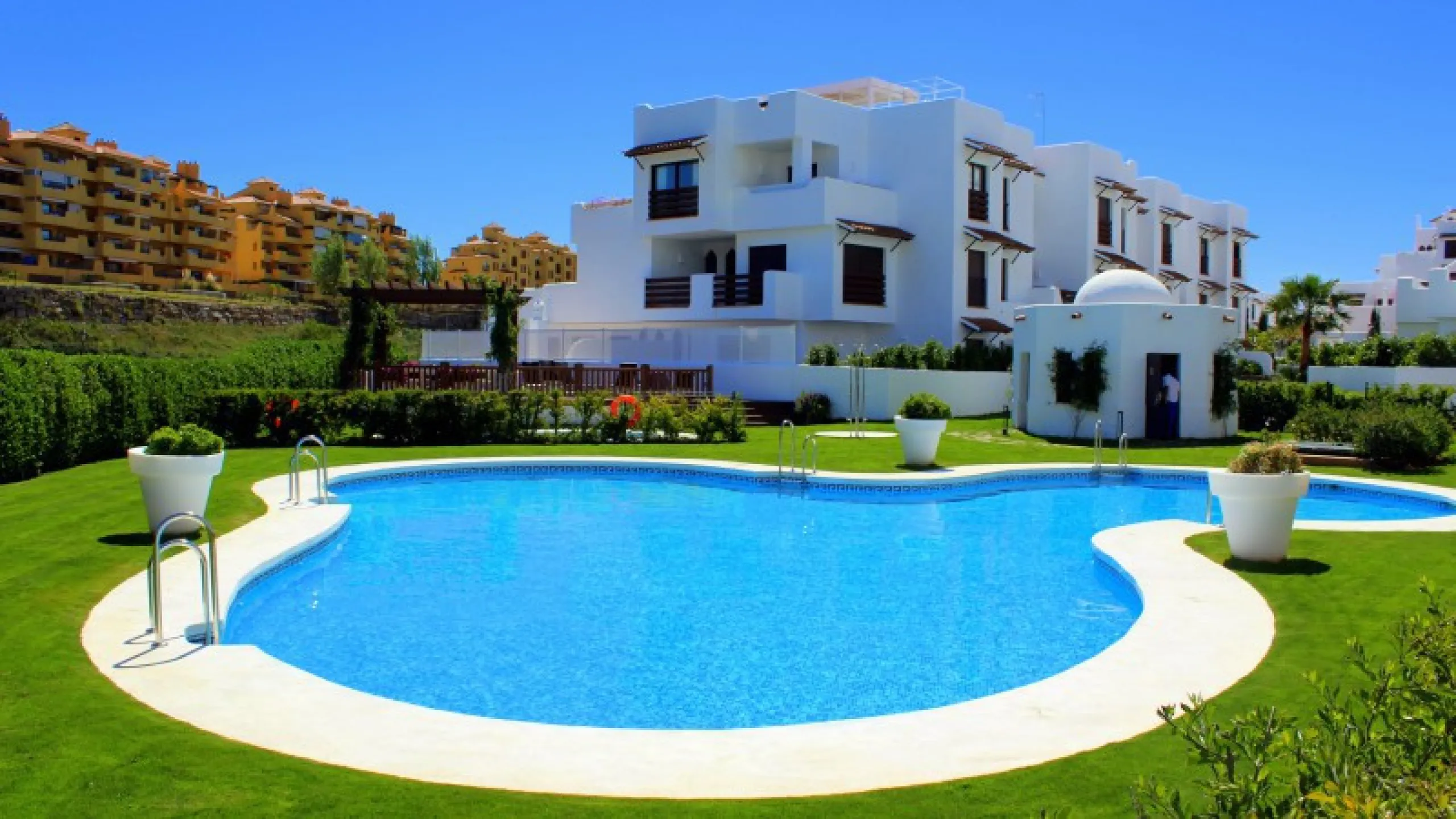 BRIGHT CORNER 3 BED APARTMENT WITH LARGE TERRACE IN GOLF HILLS, SELWO, ESTEPONA, NEXT TO LA RESINA GOLF