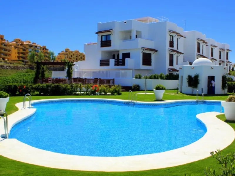 BRIGHT CORNER 3 BED APARTMENT WITH LARGE TERRACE IN GOLF HILLS, SELWO, ESTEPONA, NEXT TO LA RESINA GOLF