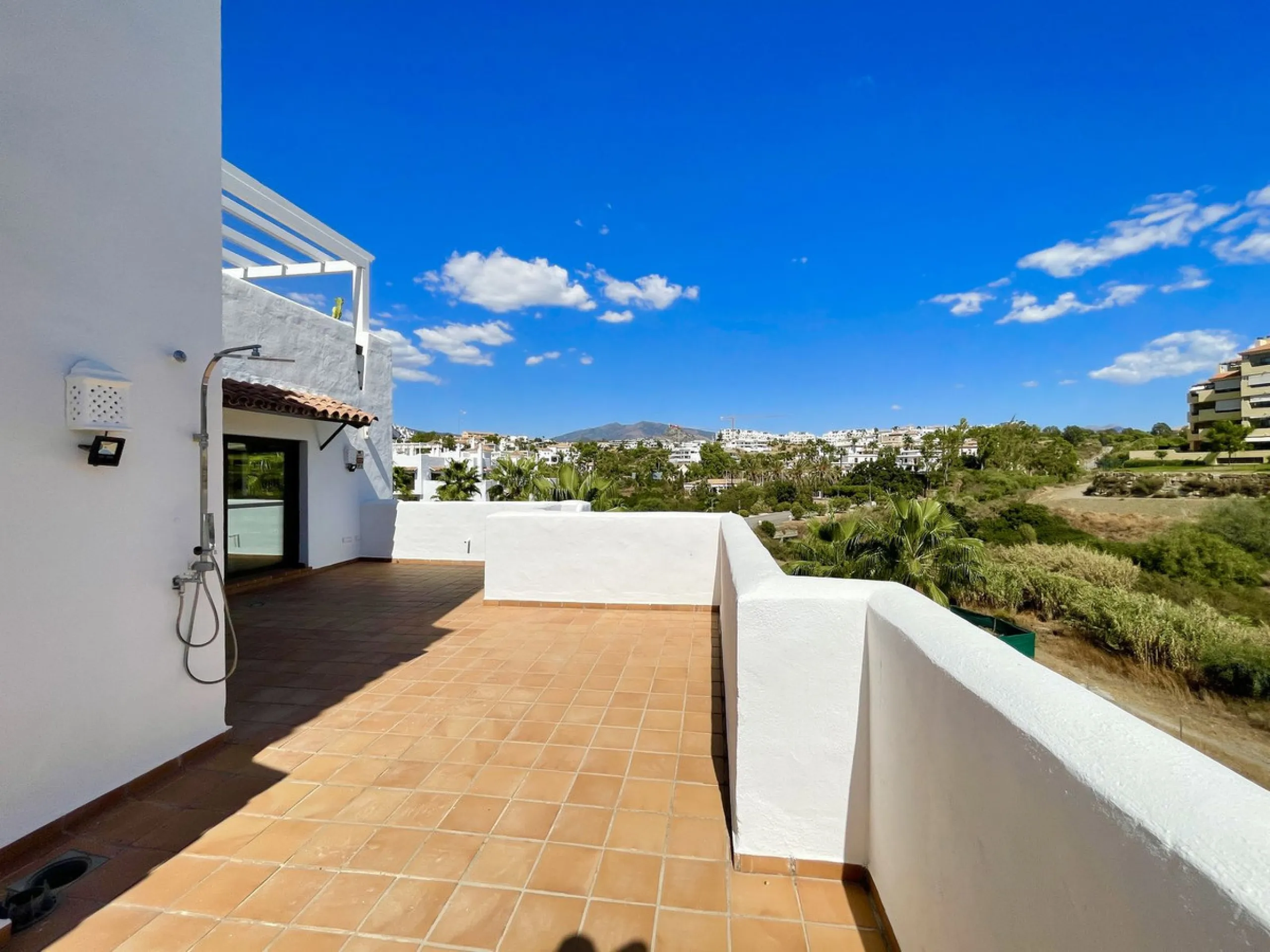 BRIGHT CORNER 3 BED APARTMENT WITH LARGE TERRACE IN GOLF HILLS, SELWO, ESTEPONA, NEXT TO LA RESINA GOLF