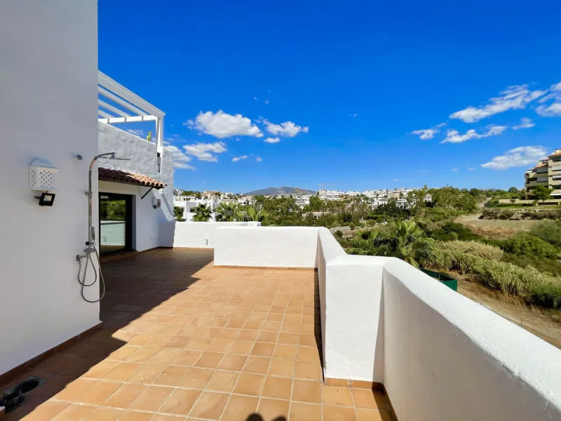 BRIGHT CORNER 3 BED APARTMENT WITH LARGE TERRACE IN GOLF HILLS, SELWO, ESTEPONA, NEXT TO LA RESINA GOLF