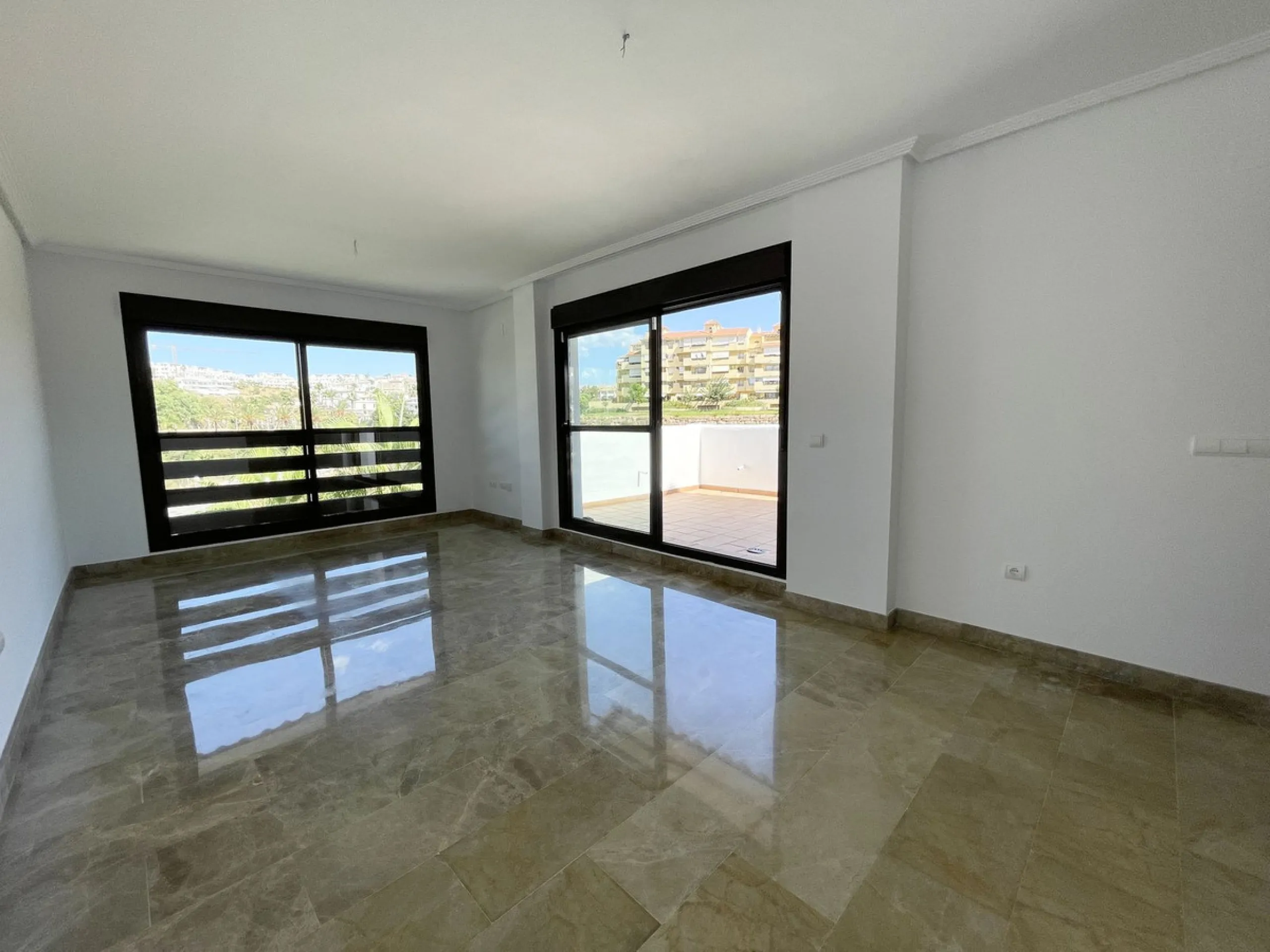 BRIGHT CORNER 3 BED APARTMENT WITH LARGE TERRACE IN GOLF HILLS, SELWO, ESTEPONA, NEXT TO LA RESINA GOLF