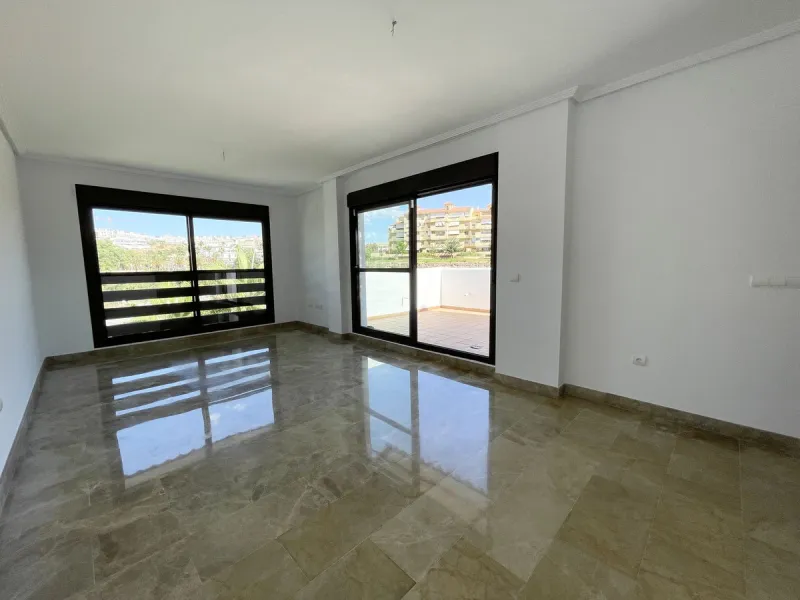 BRIGHT CORNER 3 BED APARTMENT WITH LARGE TERRACE IN GOLF HILLS, SELWO, ESTEPONA, NEXT TO LA RESINA GOLF