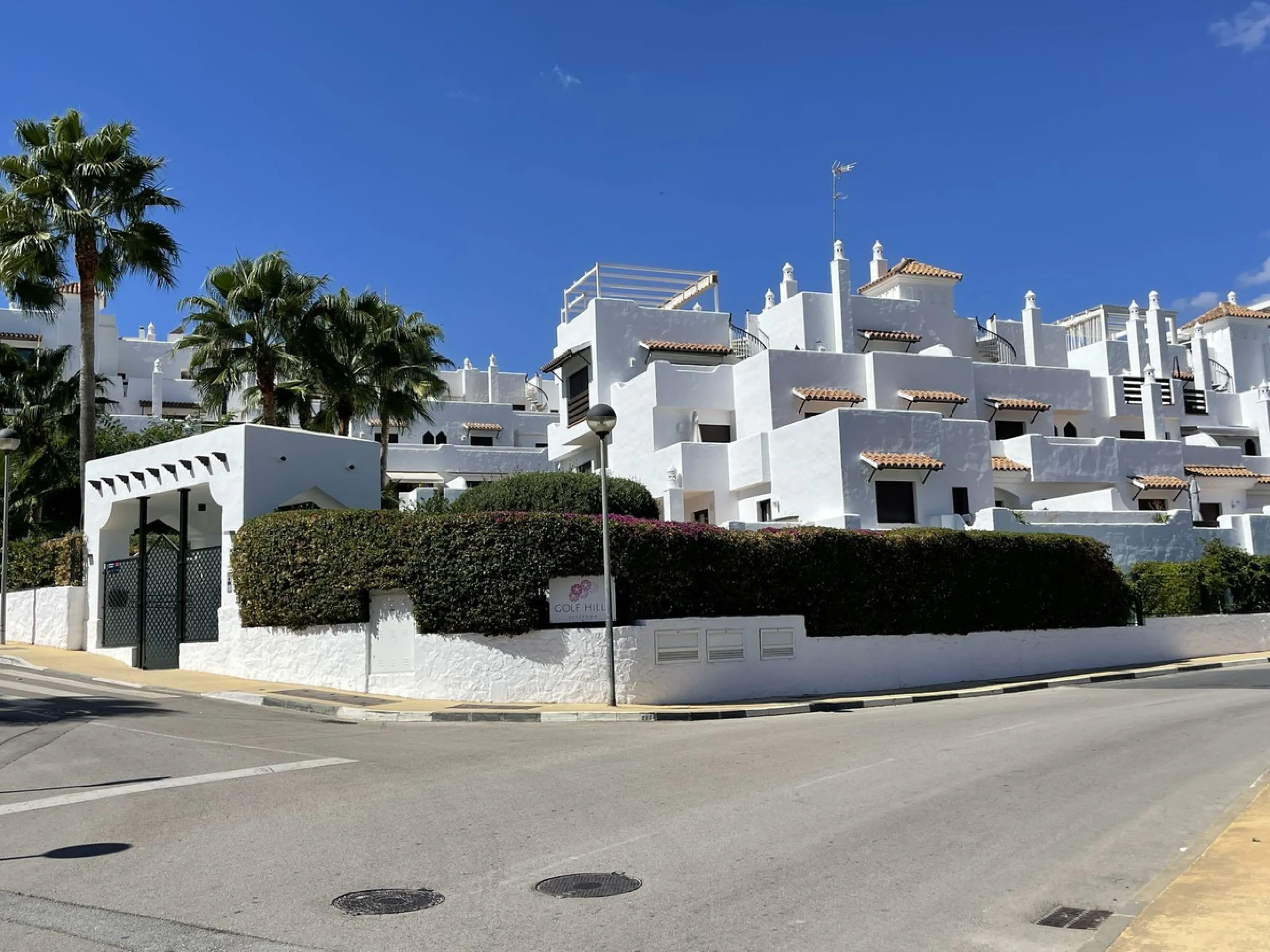 BRIGHT CORNER 3 BED APARTMENT WITH LARGE TERRACE IN GOLF HILLS, SELWO, ESTEPONA, NEXT TO LA RESINA GOLF