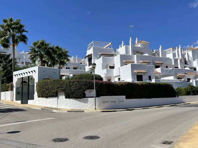 BRIGHT CORNER 3 BED APARTMENT WITH LARGE TERRACE IN GOLF HILLS, SELWO, ESTEPONA, NEXT TO LA RESINA GOLF