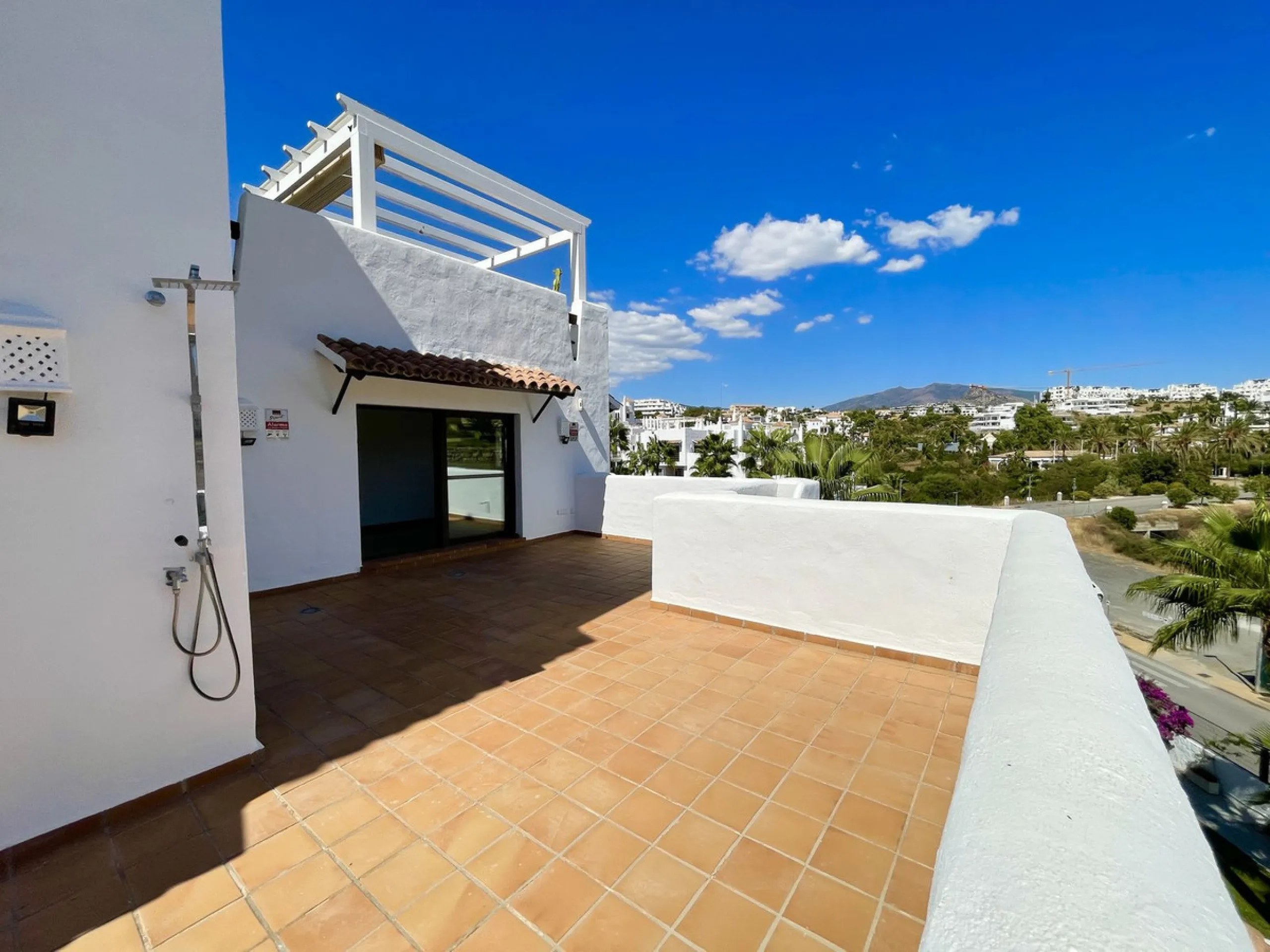 BRIGHT CORNER 3 BED APARTMENT WITH LARGE TERRACE IN GOLF HILLS, SELWO, ESTEPONA, NEXT TO LA RESINA GOLF