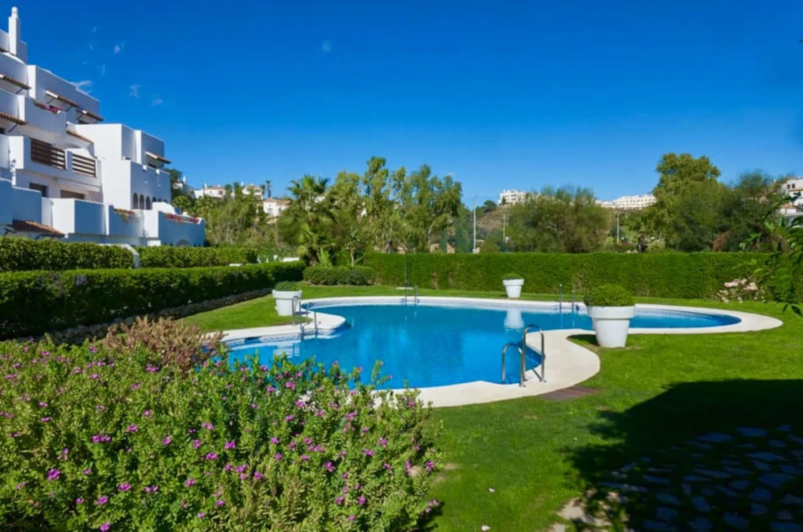 BRIGHT CORNER 3 BED APARTMENT WITH LARGE TERRACE IN GOLF HILLS, SELWO, ESTEPONA, NEXT TO LA RESINA GOLF