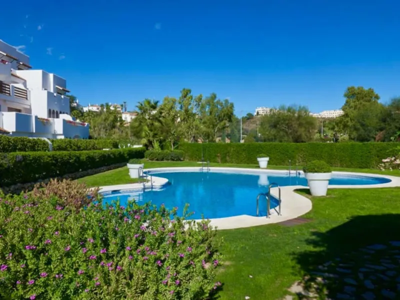 BRIGHT CORNER 3 BED APARTMENT WITH LARGE TERRACE IN GOLF HILLS, SELWO, ESTEPONA, NEXT TO LA RESINA GOLF