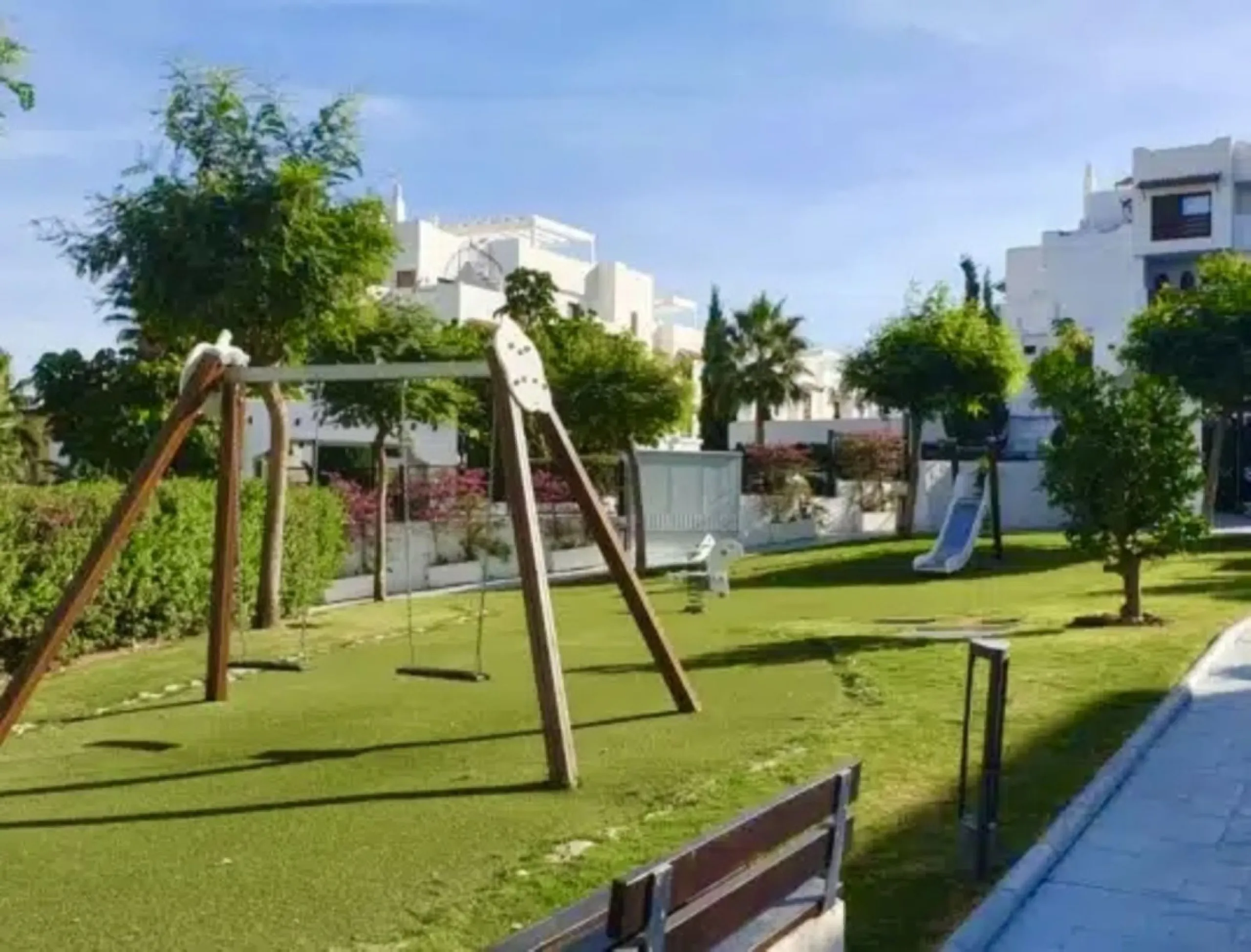BRIGHT CORNER 3 BED APARTMENT WITH LARGE TERRACE IN GOLF HILLS, SELWO, ESTEPONA, NEXT TO LA RESINA GOLF