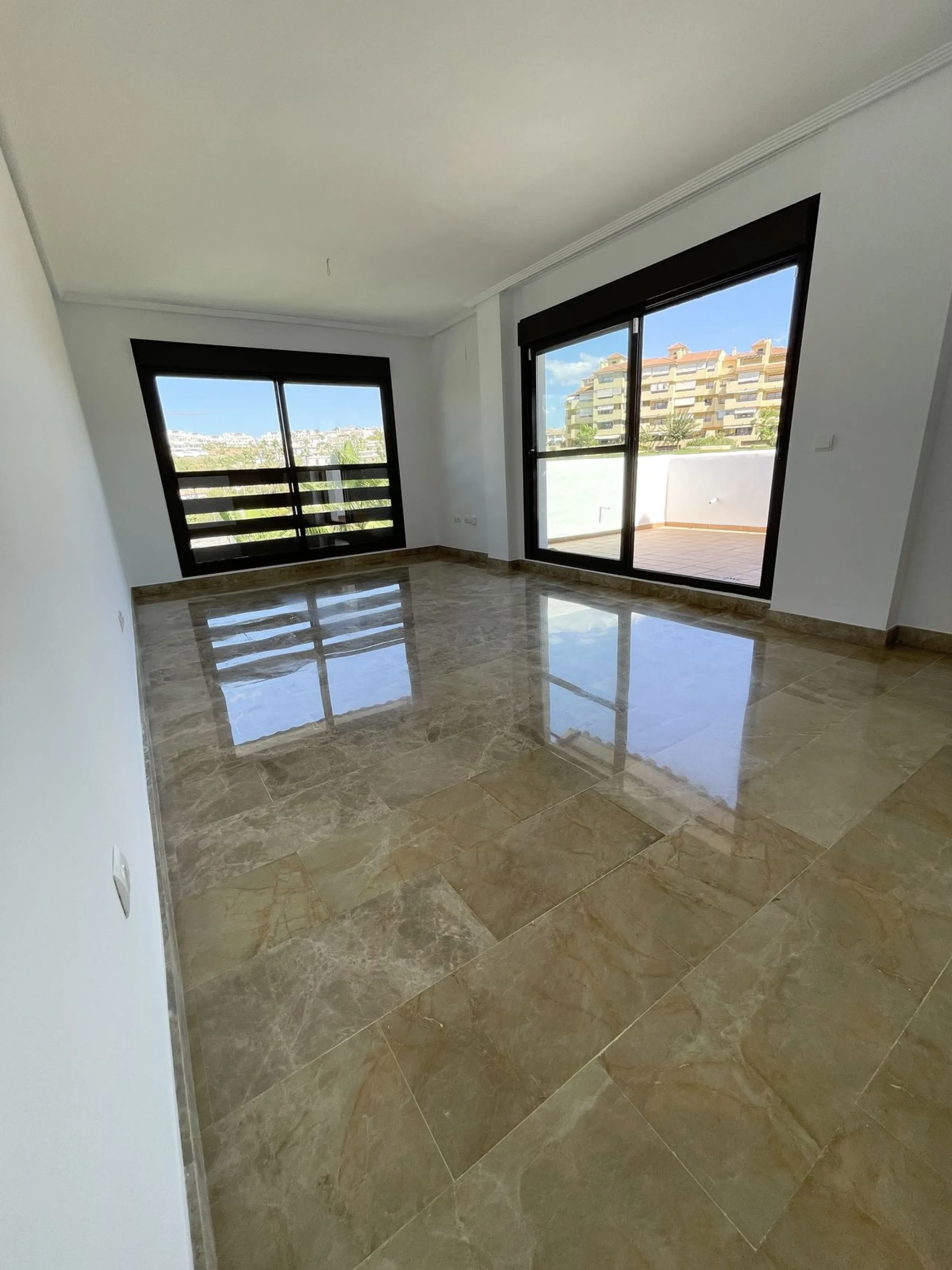 BRIGHT CORNER 3 BED APARTMENT WITH LARGE TERRACE IN GOLF HILLS, SELWO, ESTEPONA, NEXT TO LA RESINA GOLF