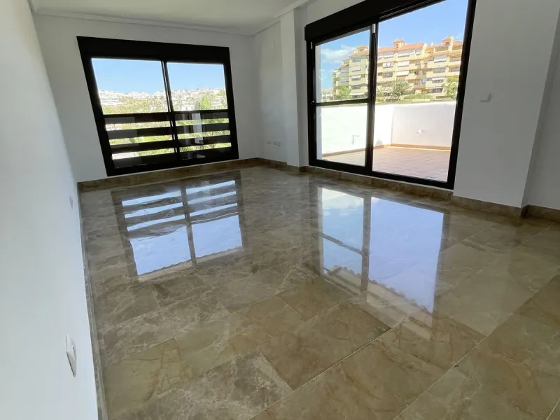 BRIGHT CORNER 3 BED APARTMENT WITH LARGE TERRACE IN GOLF HILLS, SELWO, ESTEPONA, NEXT TO LA RESINA GOLF