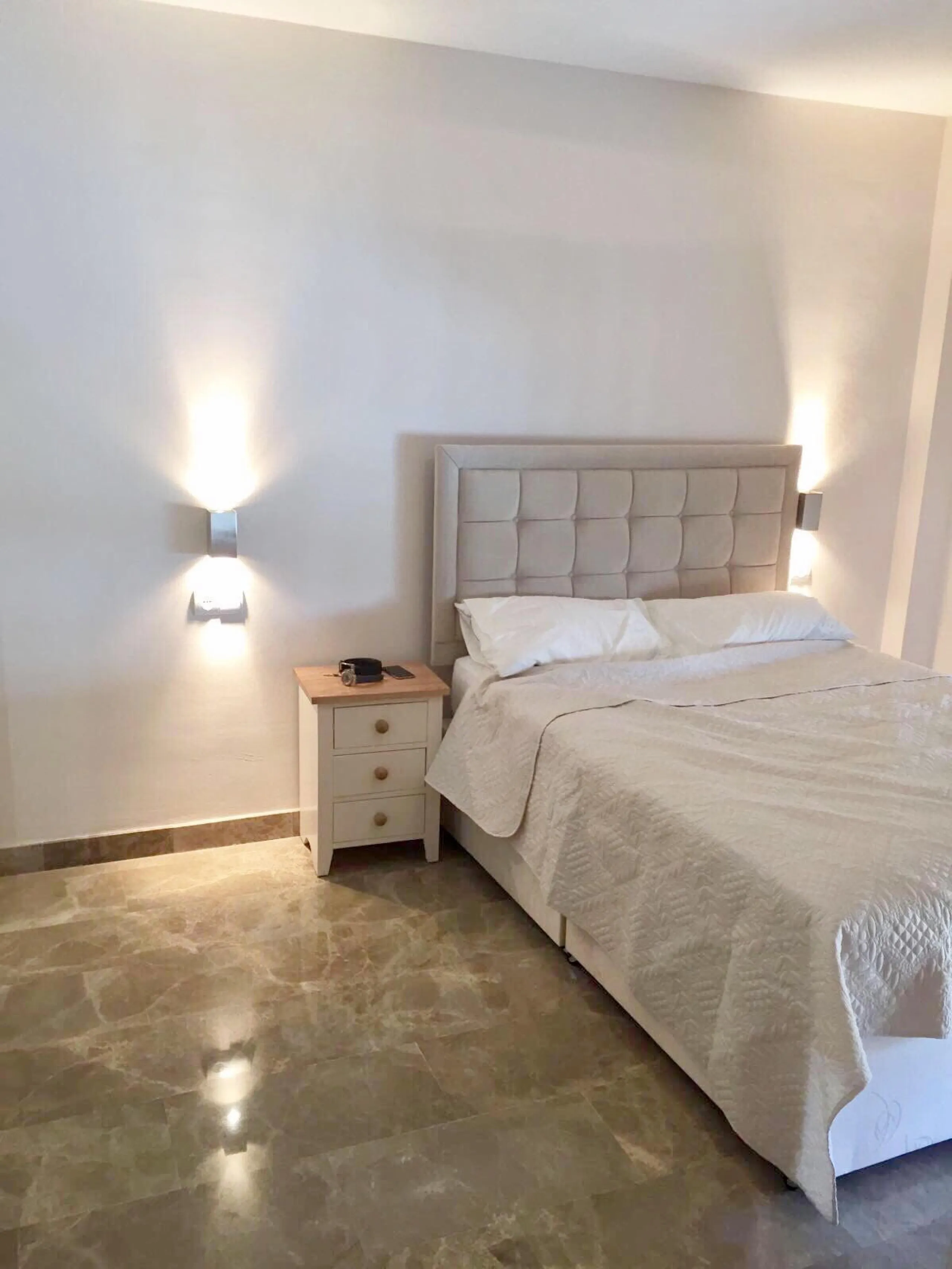 BRIGHT CORNER 3 BED APARTMENT WITH LARGE TERRACE IN GOLF HILLS, SELWO, ESTEPONA, NEXT TO LA RESINA GOLF