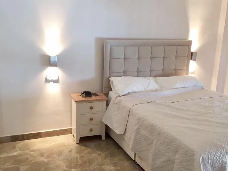 BRIGHT CORNER 3 BED APARTMENT WITH LARGE TERRACE IN GOLF HILLS, SELWO, ESTEPONA, NEXT TO LA RESINA GOLF