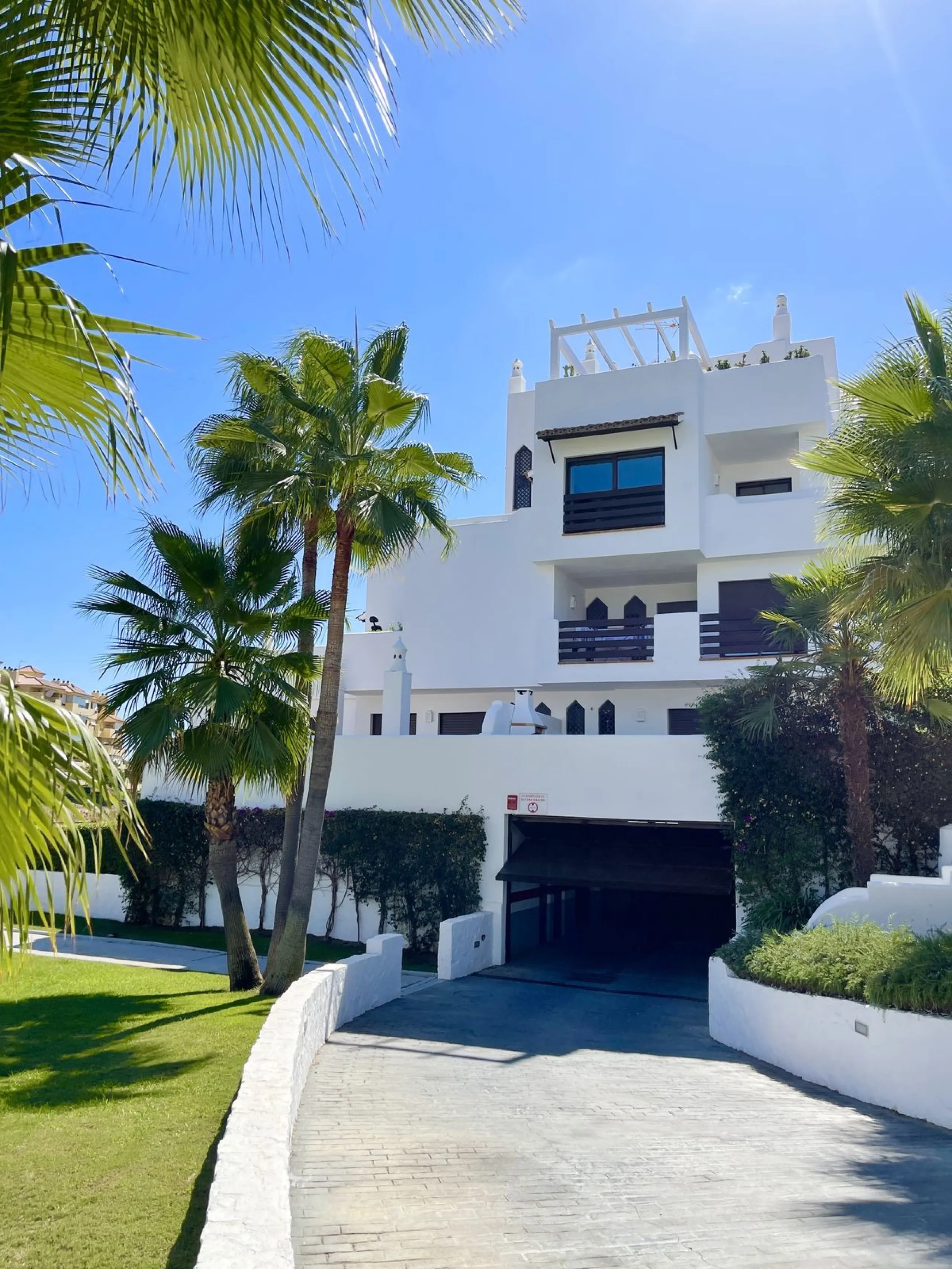 BRIGHT CORNER 3 BED APARTMENT WITH LARGE TERRACE IN GOLF HILLS, SELWO, ESTEPONA, NEXT TO LA RESINA GOLF