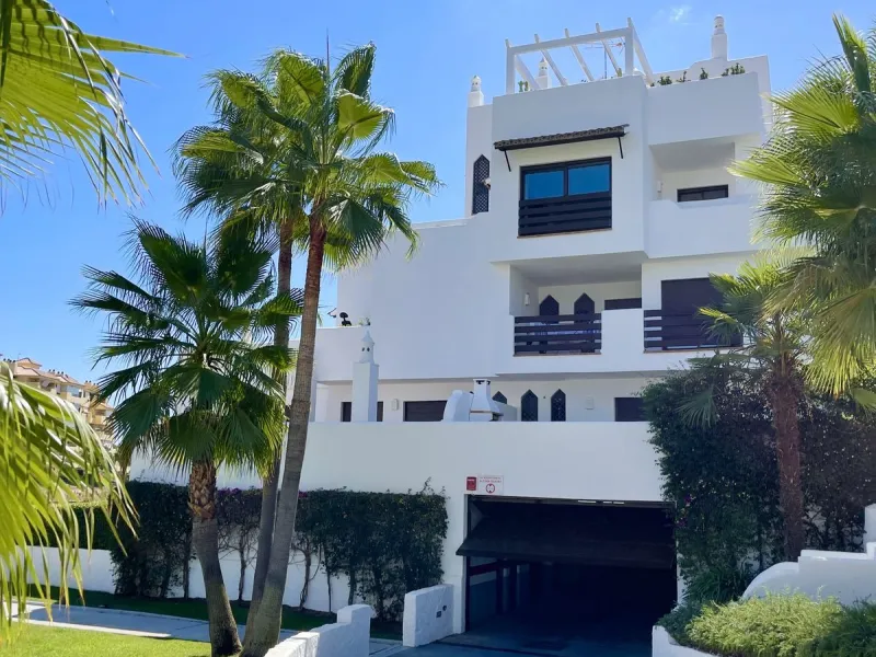 BRIGHT CORNER 3 BED APARTMENT WITH LARGE TERRACE IN GOLF HILLS, SELWO, ESTEPONA, NEXT TO LA RESINA GOLF