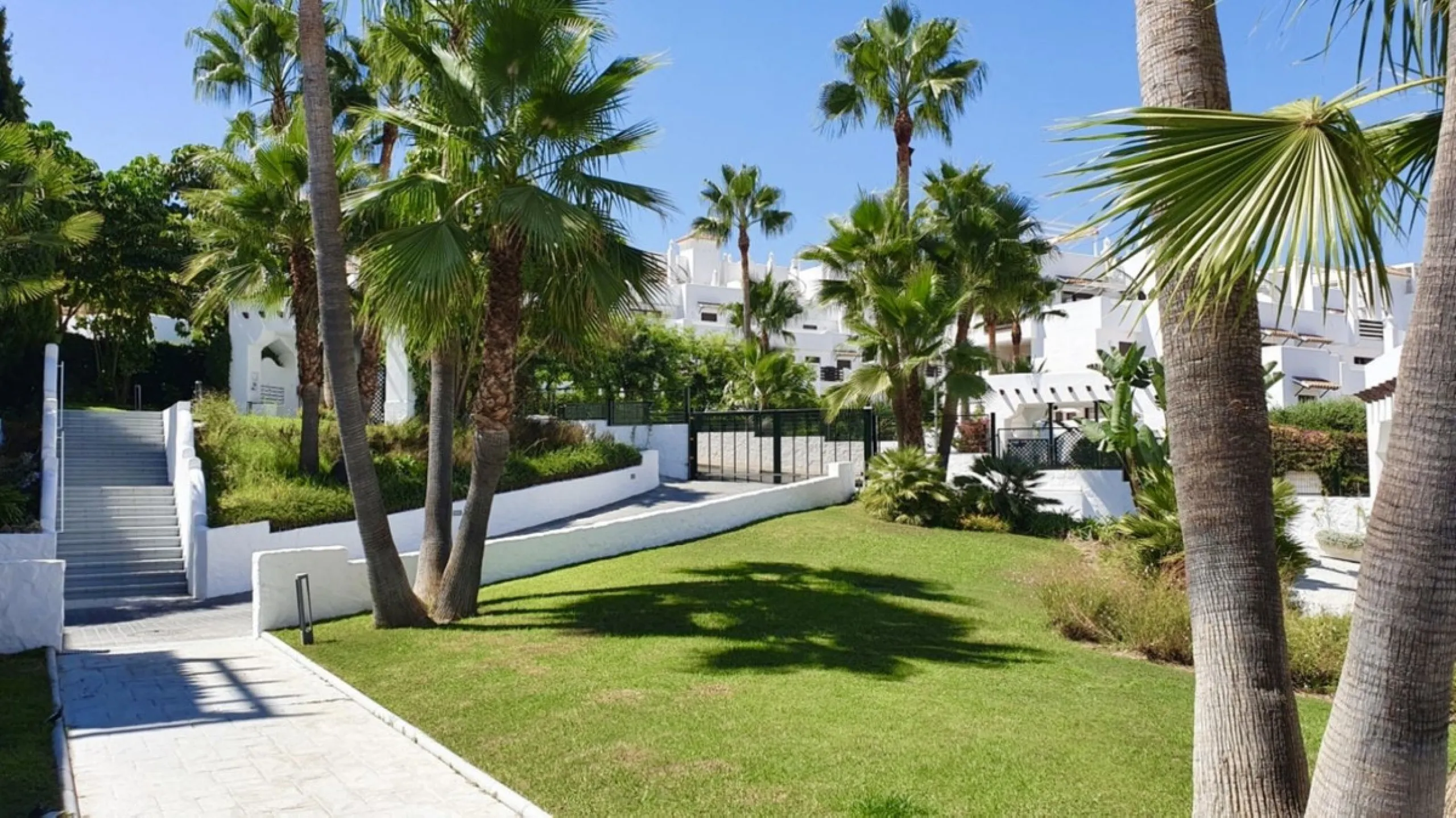 BRIGHT CORNER 3 BED APARTMENT WITH LARGE TERRACE IN GOLF HILLS, SELWO, ESTEPONA, NEXT TO LA RESINA GOLF