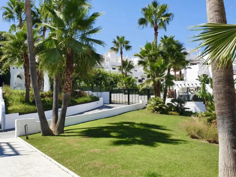 BRIGHT CORNER 3 BED APARTMENT WITH LARGE TERRACE IN GOLF HILLS, SELWO, ESTEPONA, NEXT TO LA RESINA GOLF