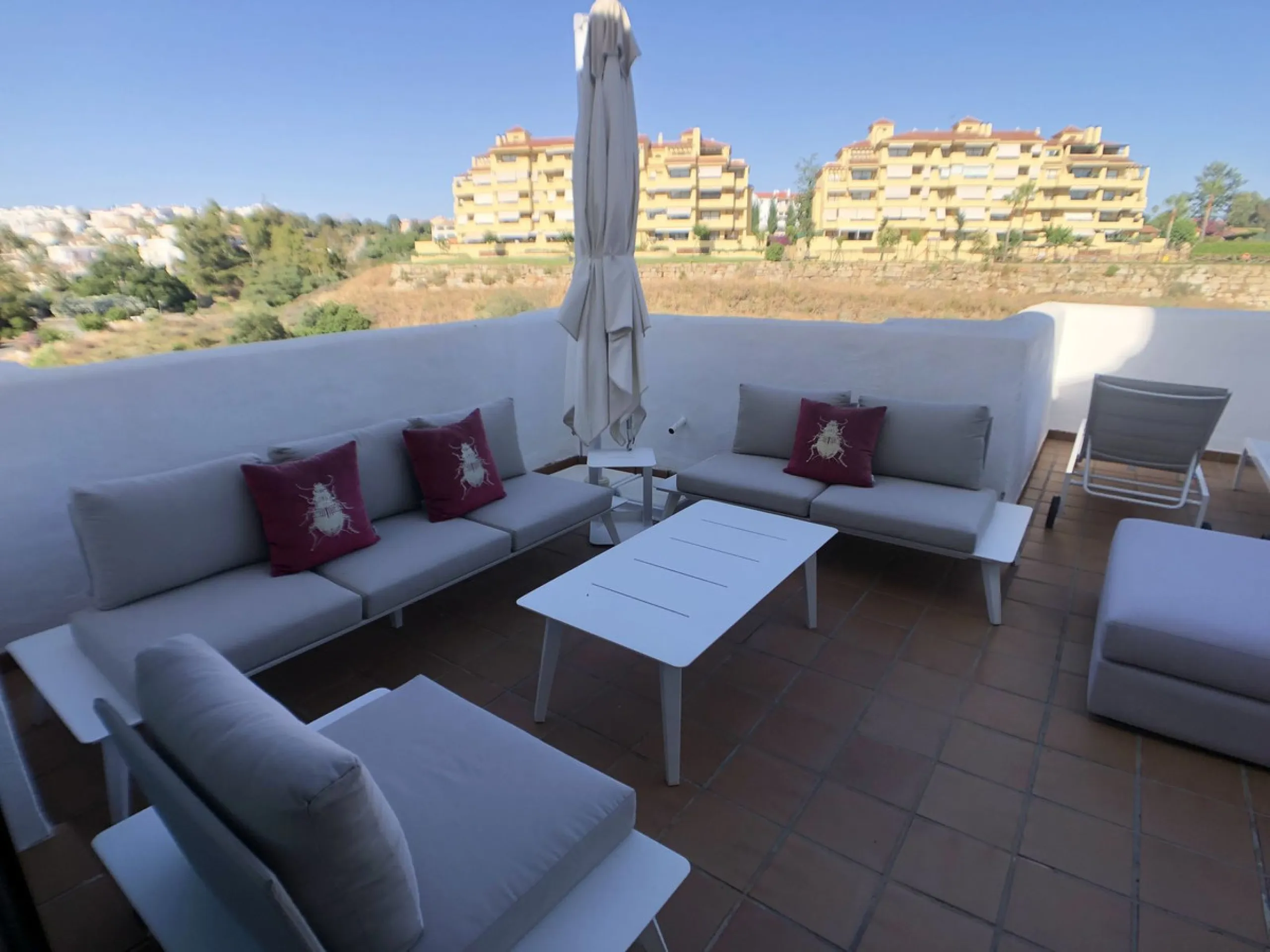 BRIGHT CORNER 3 BED APARTMENT WITH LARGE TERRACE IN GOLF HILLS, SELWO, ESTEPONA, NEXT TO LA RESINA GOLF
