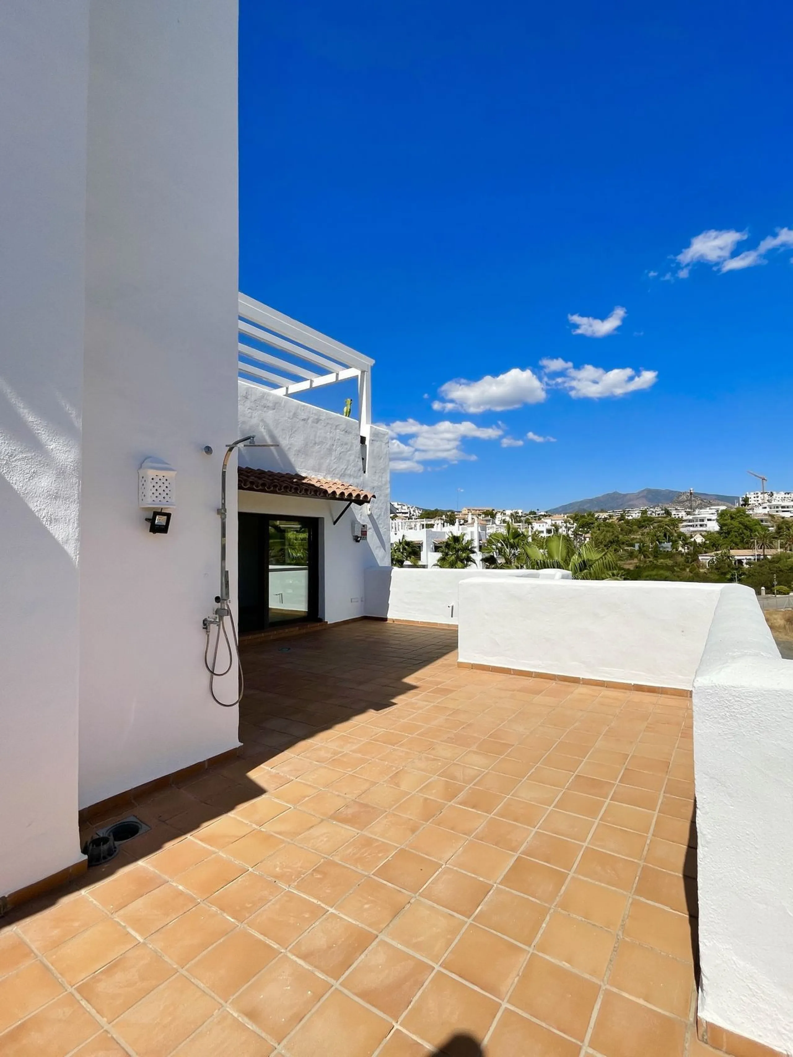 BRIGHT CORNER 3 BED APARTMENT WITH LARGE TERRACE IN GOLF HILLS, SELWO, ESTEPONA, NEXT TO LA RESINA GOLF