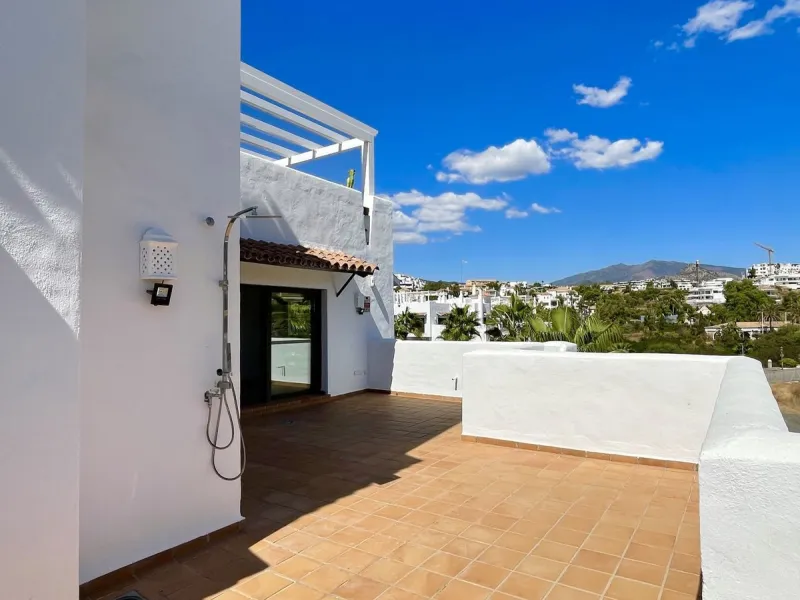 BRIGHT CORNER 3 BED APARTMENT WITH LARGE TERRACE IN GOLF HILLS, SELWO, ESTEPONA, NEXT TO LA RESINA GOLF