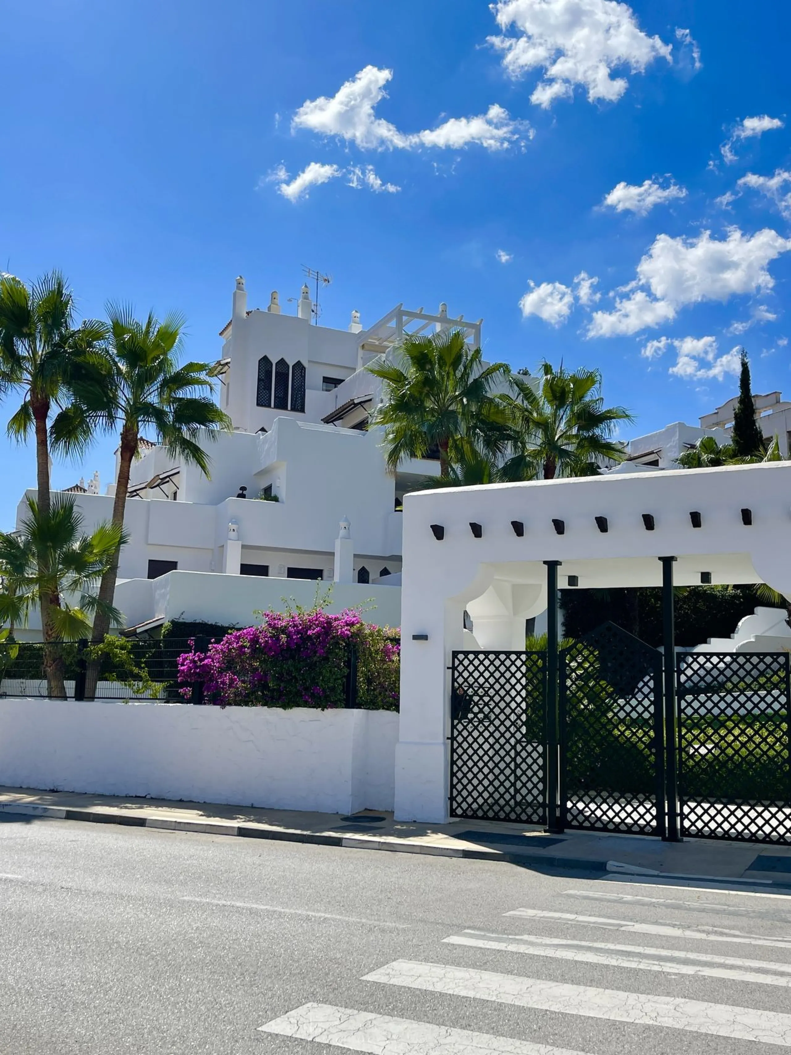 BRIGHT CORNER 3 BED APARTMENT WITH LARGE TERRACE IN GOLF HILLS, SELWO, ESTEPONA, NEXT TO LA RESINA GOLF