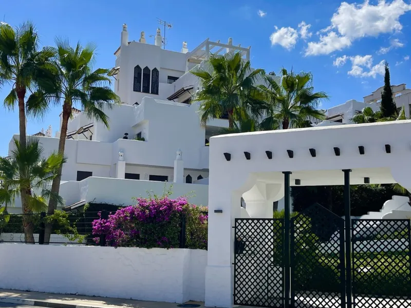 BRIGHT CORNER 3 BED APARTMENT WITH LARGE TERRACE IN GOLF HILLS, SELWO, ESTEPONA, NEXT TO LA RESINA GOLF