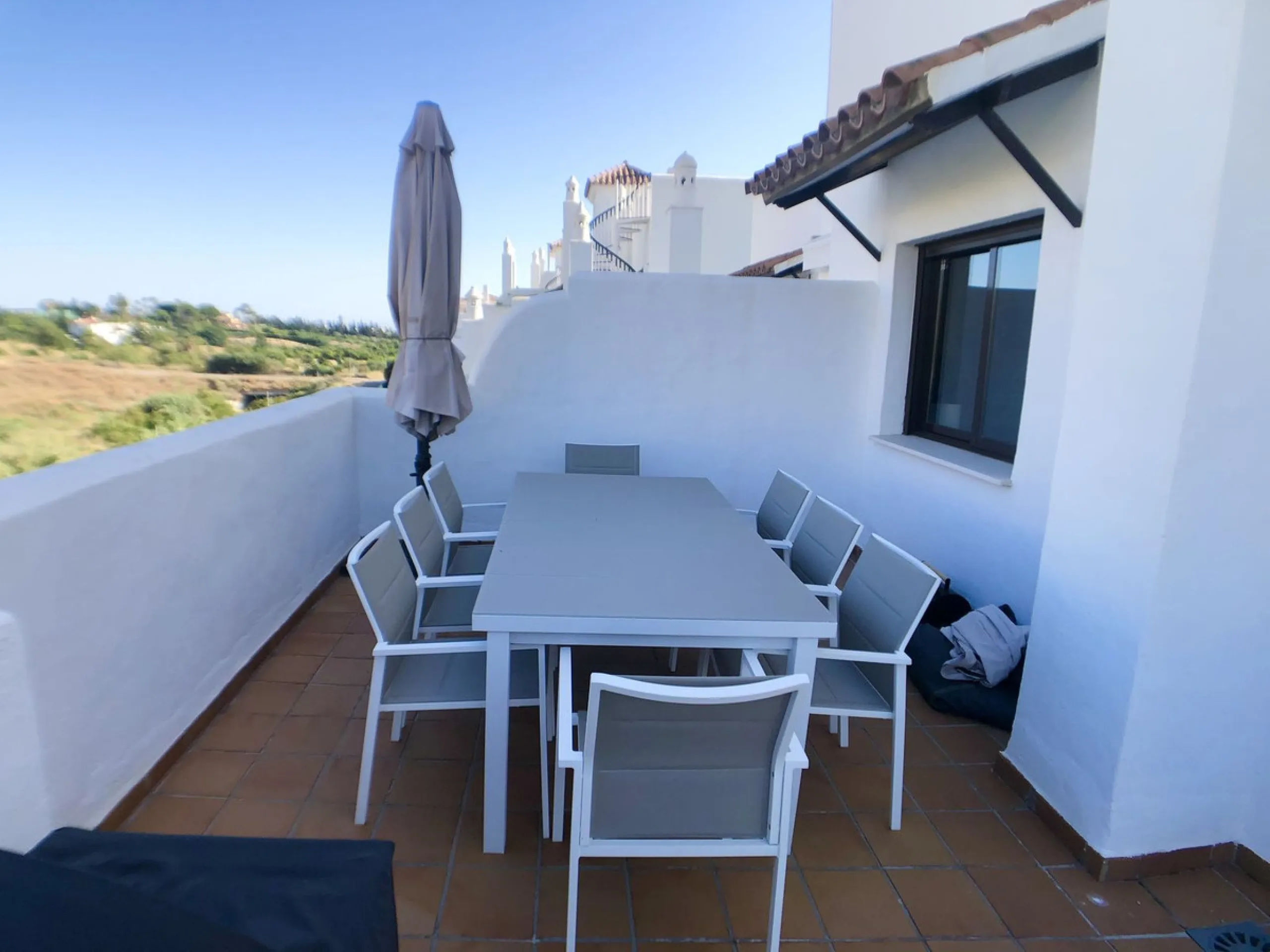 BRIGHT CORNER 3 BED APARTMENT WITH LARGE TERRACE IN GOLF HILLS, SELWO, ESTEPONA, NEXT TO LA RESINA GOLF