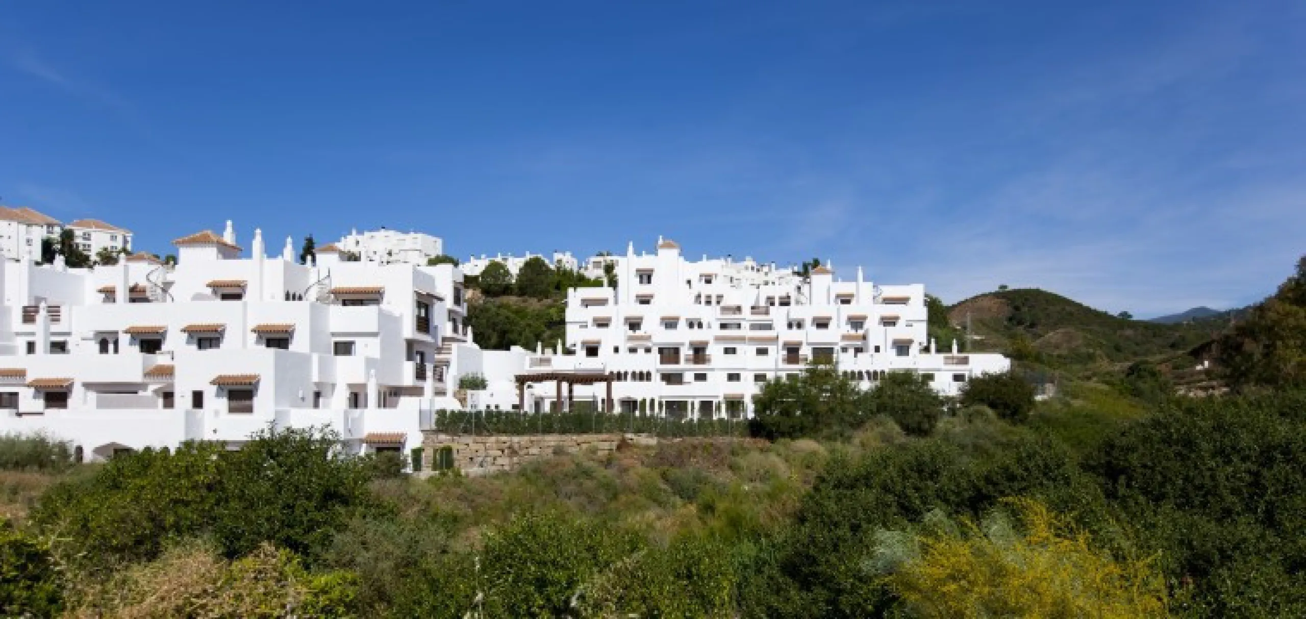 BRIGHT CORNER 3 BED APARTMENT WITH LARGE TERRACE IN GOLF HILLS, SELWO, ESTEPONA, NEXT TO LA RESINA GOLF