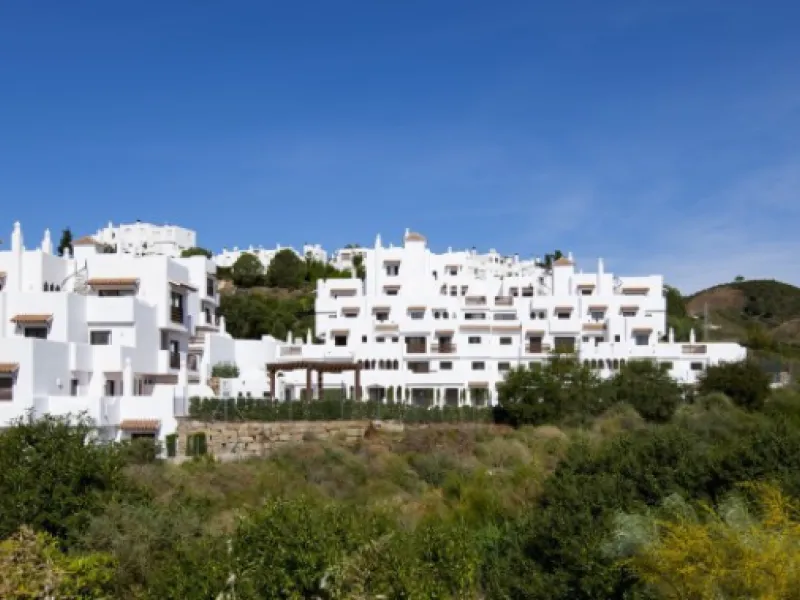 BRIGHT CORNER 3 BED APARTMENT WITH LARGE TERRACE IN GOLF HILLS, SELWO, ESTEPONA, NEXT TO LA RESINA GOLF